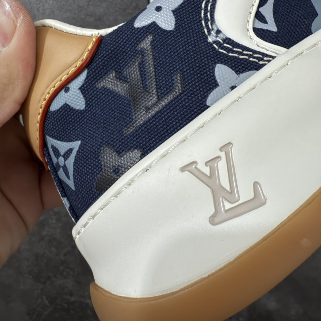 图片[3]-【天花板/Goat版】LV 路易威登LOUIS VUITTON Tilted Low Sneakers 倾斜系列低帮复古休闲运动文化百搭板鞋 2026早春款板鞋 饼干鞋 市场最顶天花板出货 礼盒包装 私模开发大底 正确细节 原鞋原材料1：1打造 完美版型做工 欢迎对比市场任何品质的货品 广东原产 专业LV大厂出品 正确底 大底开发近半年 原楦型开发纸版 全鞋原材料打造 细节 针车 烫金 中底无可挑剔 包装说明书防尘布袋物件(附送官方快递加固牛皮纸外盒!!)# 尺码：40 41 42 43 44 45 46-选品中心