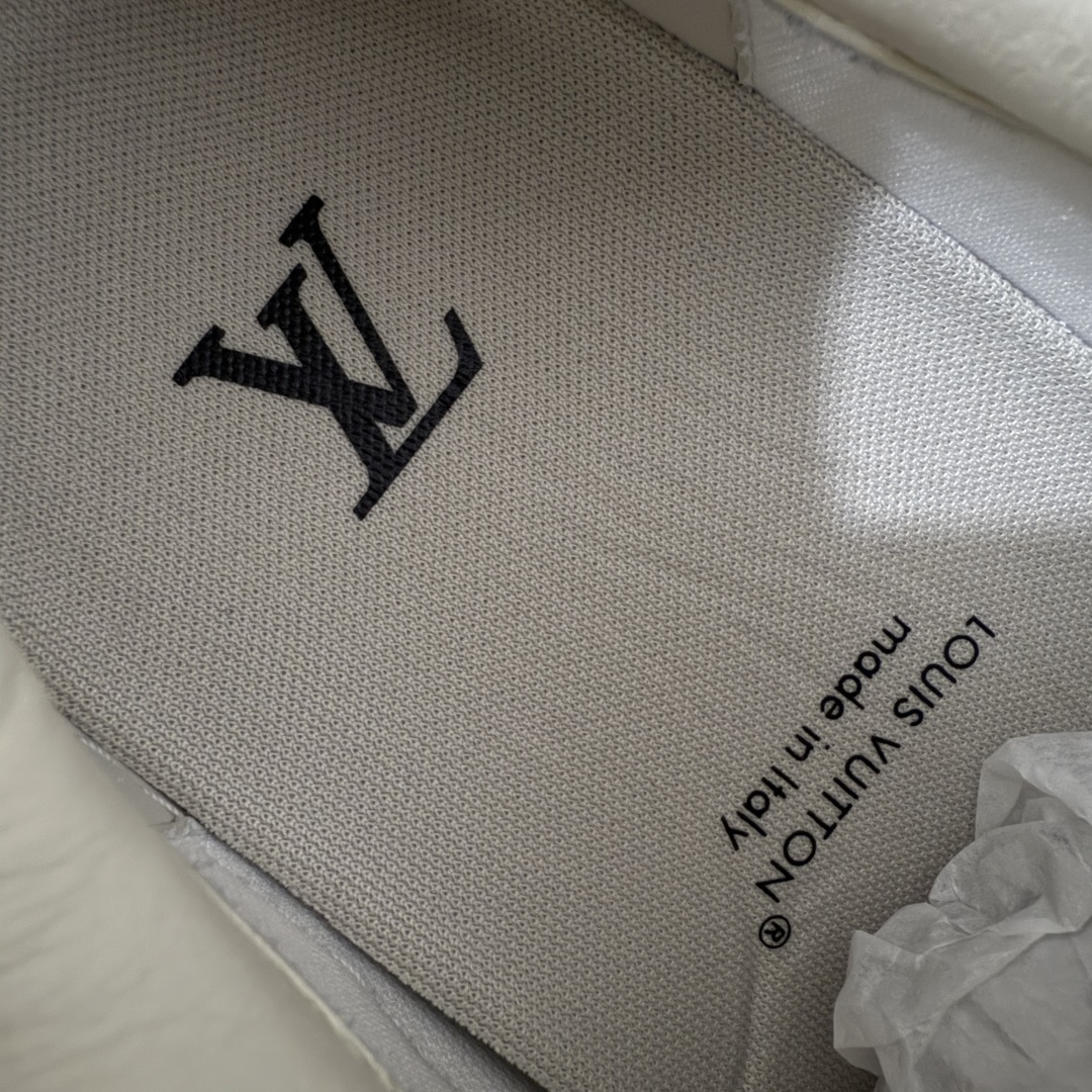 图片[8]-【天花板/Goat版】LV 路易威登LOUIS VUITTON Tilted Low Sneakers 倾斜系列低帮复古休闲运动文化百搭板鞋 2026早春款板鞋 饼干鞋 市场最顶天花板出货 礼盒包装 私模开发大底 正确细节 原鞋原材料1：1打造 完美版型做工 欢迎对比市场任何品质的货品 广东原产 专业LV大厂出品 正确底 大底开发近半年 原楦型开发纸版 全鞋原材料打造 细节 针车 烫金 中底无可挑剔 包装说明书防尘布袋物件(附送官方快递加固牛皮纸外盒!!)# 尺码：40 41 42 43 44 45 46-选品中心