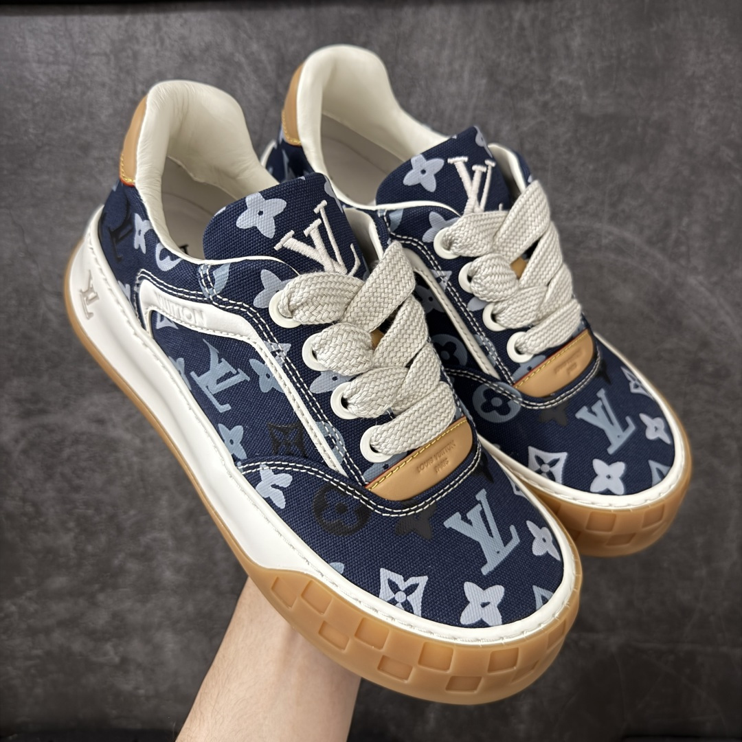 【天花板/Goat版】LV 路易威登LOUIS VUITTON Tilted Low Sneakers 倾斜系列低帮复古休闲运动文化百搭板鞋 2026早春款板鞋 饼干鞋 市场最顶天花板出货 礼盒包装 私模开发大底 正确细节 原鞋原材料1：1打造 完美版型做工 欢迎对比市场任何品质的货品 广东原产 专业LV大厂出品 正确底 大底开发近半年 原楦型开发纸版 全鞋原材料打造 细节 针车 烫金 中底无可挑剔 包装说明书防尘布袋物件(附送官方快递加固牛皮纸外盒!!)# 尺码：40 41 42 43 44 45 46-选品中心
