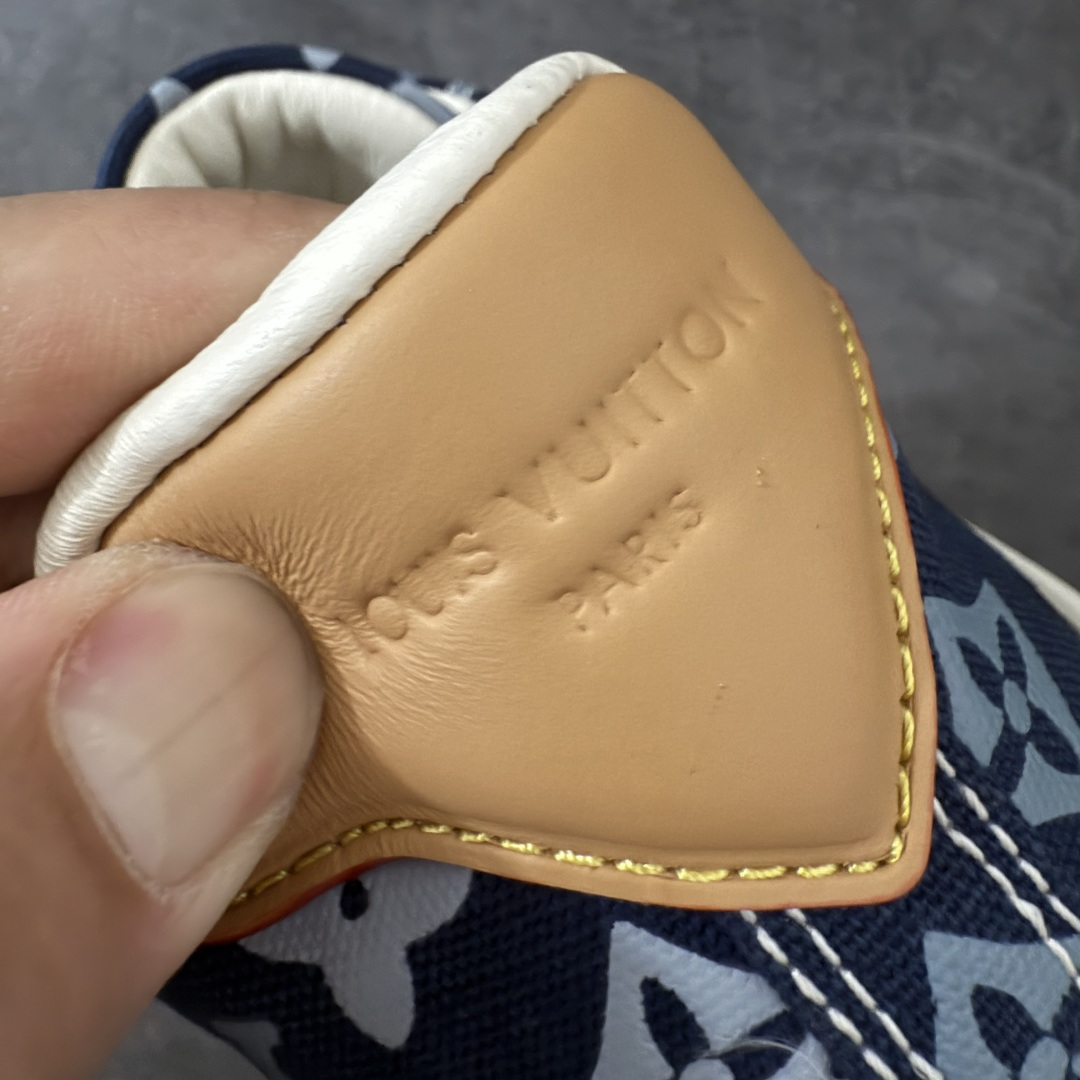 图片[2]-【天花板/Goat版】LV 路易威登LOUIS VUITTON Tilted Low Sneakers 倾斜系列低帮复古休闲运动文化百搭板鞋 2026早春款板鞋 饼干鞋 市场最顶天花板出货 礼盒包装 私模开发大底 正确细节 原鞋原材料1：1打造 完美版型做工 欢迎对比市场任何品质的货品 广东原产 专业LV大厂出品 正确底 大底开发近半年 原楦型开发纸版 全鞋原材料打造 细节 针车 烫金 中底无可挑剔 包装说明书防尘布袋物件(附送官方快递加固牛皮纸外盒!!)# 尺码：40 41 42 43 44 45 46-选品中心