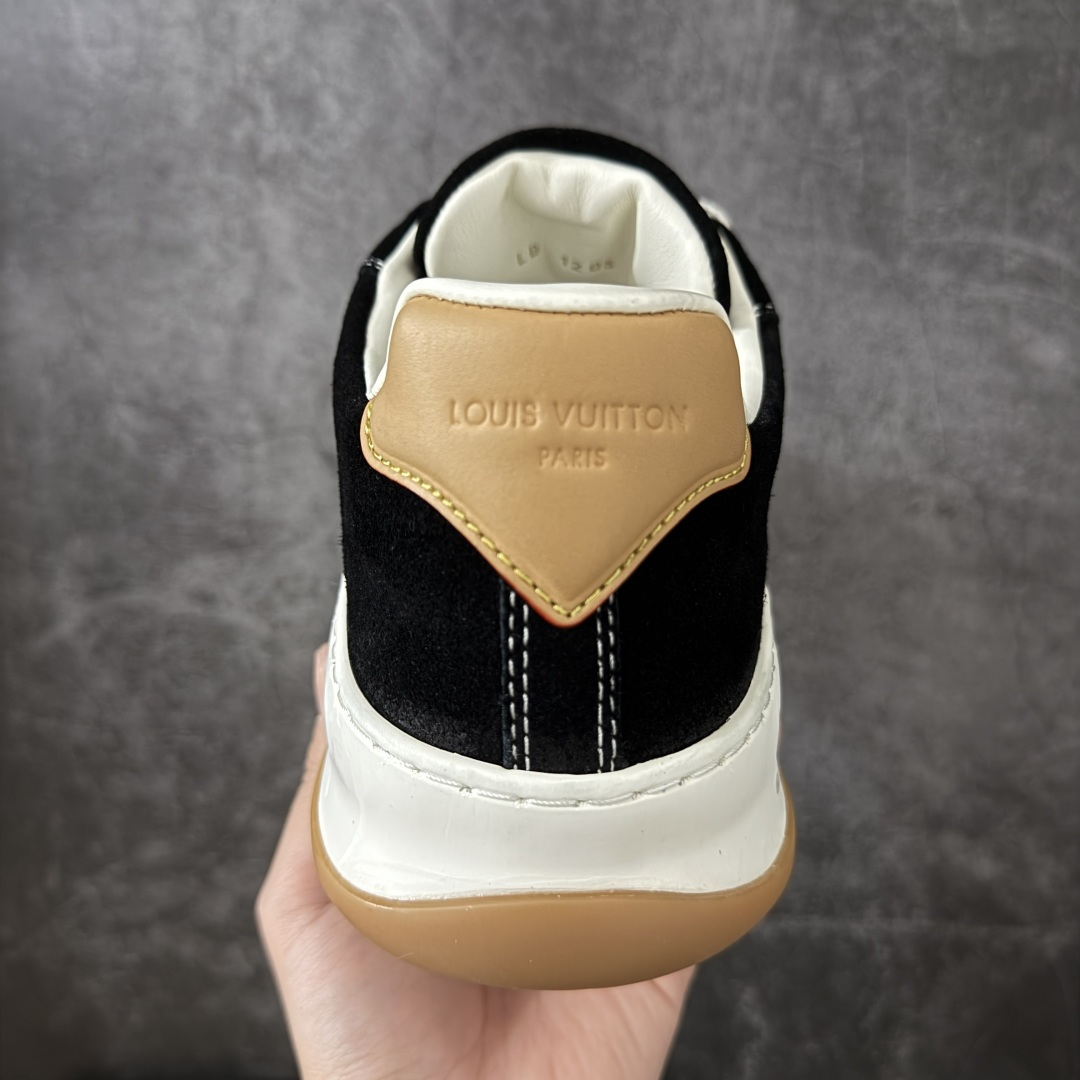 图片[4]-【天花板/Goat版】LV 路易威登LOUIS VUITTON Tilted Low Sneakers 倾斜系列低帮复古休闲运动文化百搭板鞋 2026早春款板鞋 饼干鞋 市场最顶天花板出货 礼盒包装 私模开发大底 正确细节 原鞋原材料1：1打造 完美版型做工 欢迎对比市场任何品质的货品 广东原产 专业LV大厂出品 正确底 大底开发近半年 原楦型开发纸版 全鞋原材料打造 细节 针车 烫金 中底无可挑剔 包装说明书防尘布袋物件(附送官方快递加固牛皮纸外盒!!)# 尺码：40 41 42 43 44 45 46-选品中心