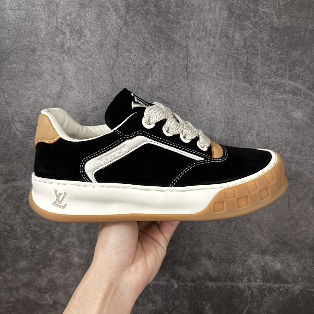 【天花板/Goat版】LV 路易威登LOUIS VUITTON Tilted Low Sneakers 倾斜系列低帮复古休闲运动文化百搭板鞋 2026早春款板鞋 饼干鞋 市场最顶天花板出货 礼盒包装 私模开发大底 正确细节 原鞋原材料1：1打造 完美版型做工 欢迎对比市场任何品质的货品 广东原产 专业LV大厂出品 正确底 大底开发近半年 原楦型开发纸版 全鞋原材料打造 细节 针车 烫金 中底无可挑剔 包装说明书防尘布袋物件(附送官方快递加固牛皮纸外盒!!)# 尺码：40 41 42 43 44 45 46-选品中心