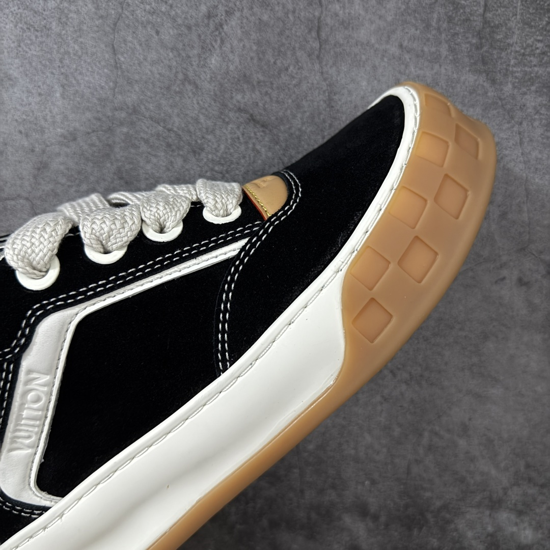 图片[6]-【天花板/Goat版】LV 路易威登LOUIS VUITTON Tilted Low Sneakers 倾斜系列低帮复古休闲运动文化百搭板鞋 2026早春款板鞋 饼干鞋 市场最顶天花板出货 礼盒包装 私模开发大底 正确细节 原鞋原材料1：1打造 完美版型做工 欢迎对比市场任何品质的货品 广东原产 专业LV大厂出品 正确底 大底开发近半年 原楦型开发纸版 全鞋原材料打造 细节 针车 烫金 中底无可挑剔 包装说明书防尘布袋物件(附送官方快递加固牛皮纸外盒!!)# 尺码：40 41 42 43 44 45 46-选品中心
