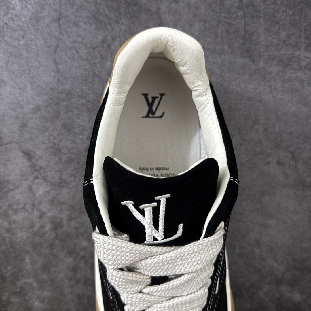 图片[8]-【天花板/Goat版】LV 路易威登LOUIS VUITTON Tilted Low Sneakers 倾斜系列低帮复古休闲运动文化百搭板鞋 2026早春款板鞋 饼干鞋 市场最顶天花板出货 礼盒包装 私模开发大底 正确细节 原鞋原材料1：1打造 完美版型做工 欢迎对比市场任何品质的货品 广东原产 专业LV大厂出品 正确底 大底开发近半年 原楦型开发纸版 全鞋原材料打造 细节 针车 烫金 中底无可挑剔 包装说明书防尘布袋物件(附送官方快递加固牛皮纸外盒!!)# 尺码：40 41 42 43 44 45 46-选品中心