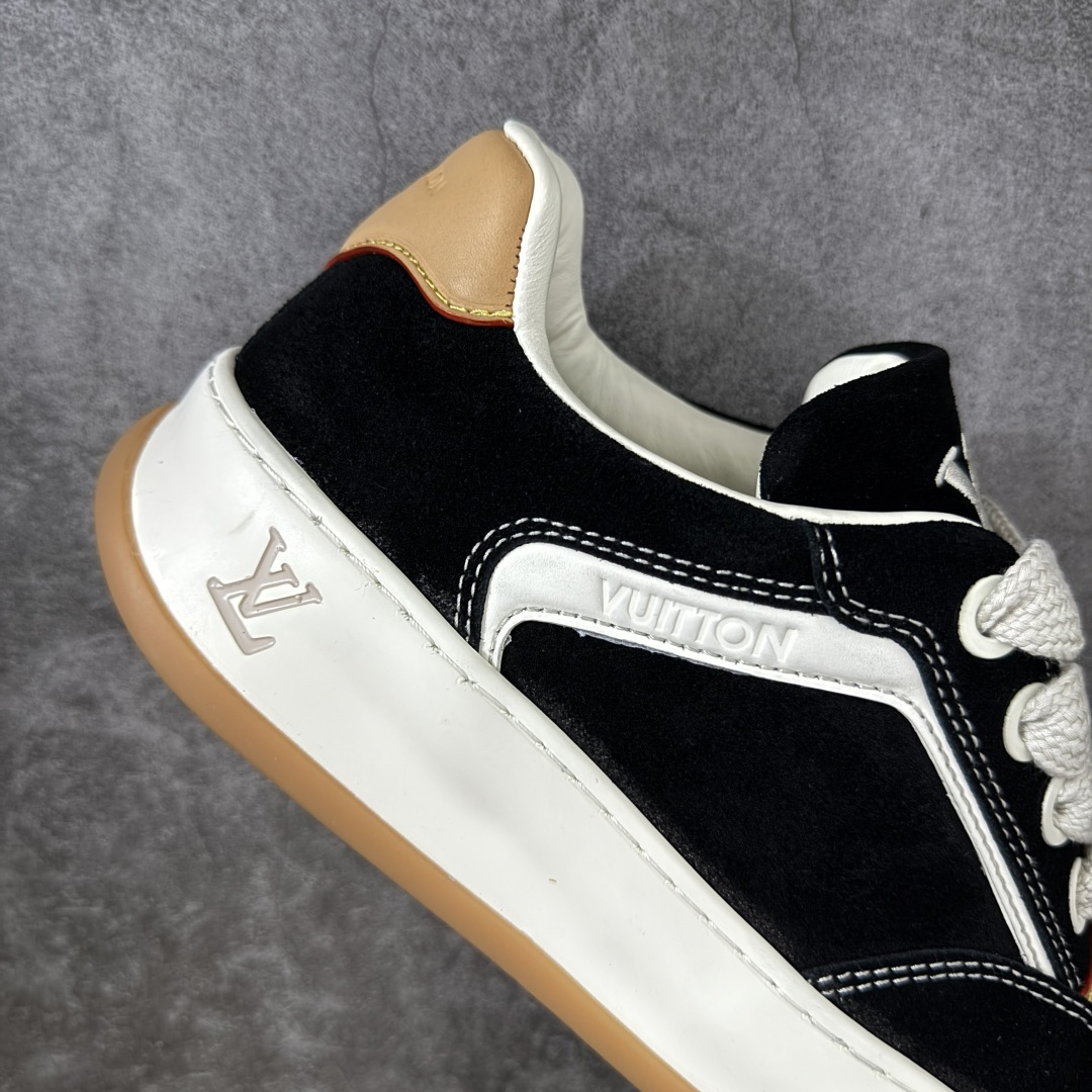 图片[7]-【天花板/Goat版】LV 路易威登LOUIS VUITTON Tilted Low Sneakers 倾斜系列低帮复古休闲运动文化百搭板鞋 2026早春款板鞋 饼干鞋 市场最顶天花板出货 礼盒包装 私模开发大底 正确细节 原鞋原材料1：1打造 完美版型做工 欢迎对比市场任何品质的货品 广东原产 专业LV大厂出品 正确底 大底开发近半年 原楦型开发纸版 全鞋原材料打造 细节 针车 烫金 中底无可挑剔 包装说明书防尘布袋物件(附送官方快递加固牛皮纸外盒!!)# 尺码：40 41 42 43 44 45 46-选品中心