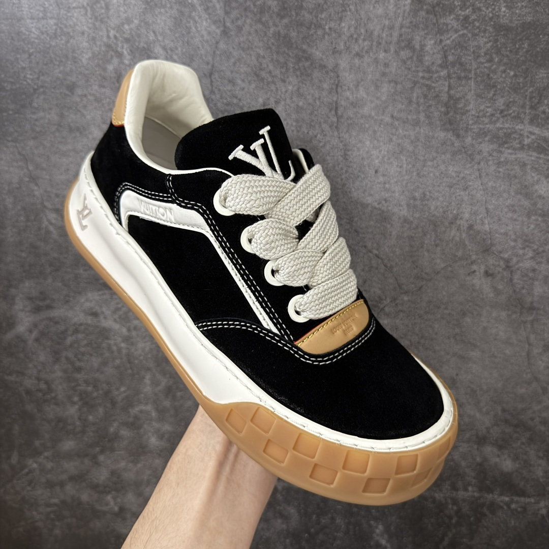 图片[3]-【天花板/Goat版】LV 路易威登LOUIS VUITTON Tilted Low Sneakers 倾斜系列低帮复古休闲运动文化百搭板鞋 2026早春款板鞋 饼干鞋 市场最顶天花板出货 礼盒包装 私模开发大底 正确细节 原鞋原材料1：1打造 完美版型做工 欢迎对比市场任何品质的货品 广东原产 专业LV大厂出品 正确底 大底开发近半年 原楦型开发纸版 全鞋原材料打造 细节 针车 烫金 中底无可挑剔 包装说明书防尘布袋物件(附送官方快递加固牛皮纸外盒!!)# 尺码：40 41 42 43 44 45 46-选品中心