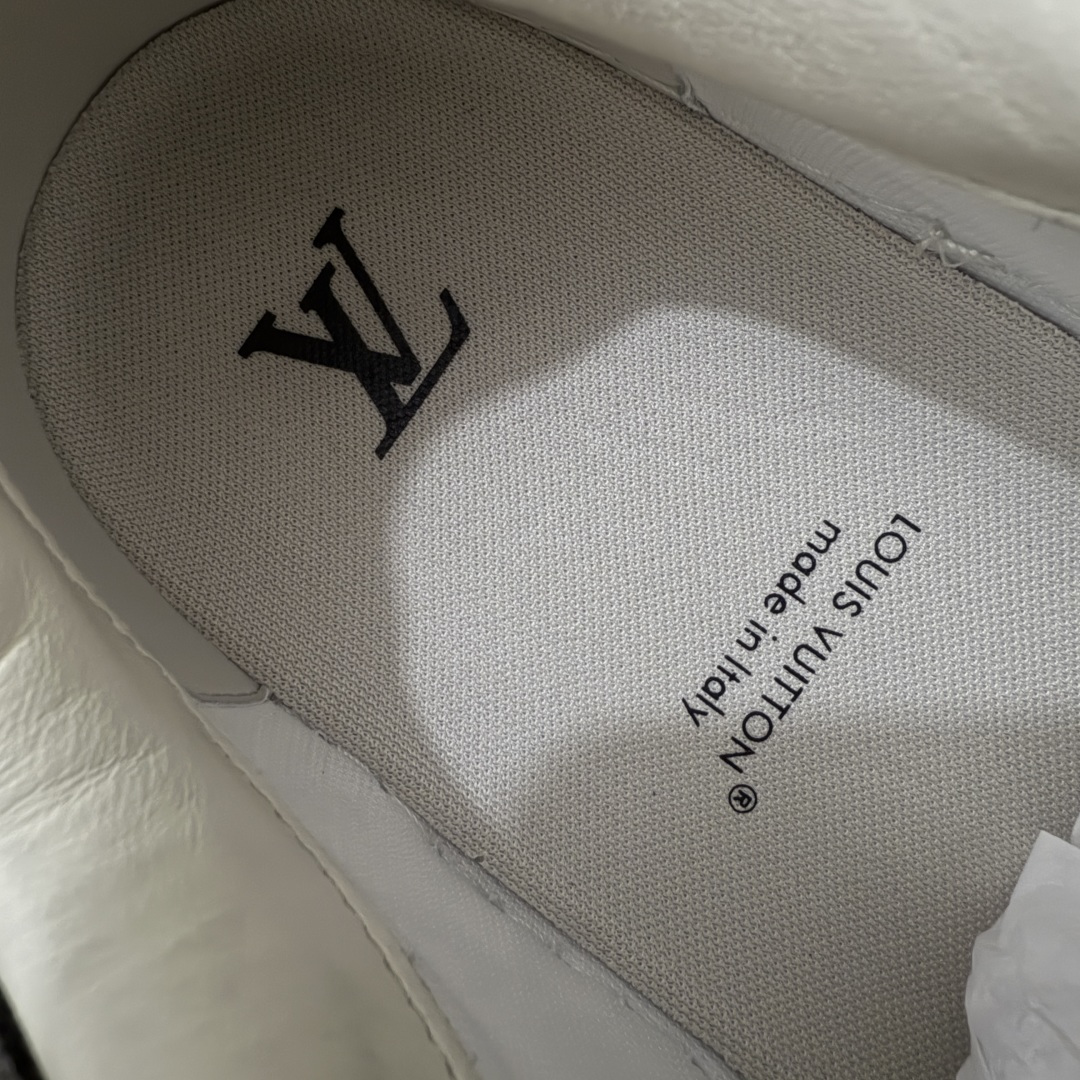 图片[8]-【天花板/Goat版】LV 路易威登LOUIS VUITTON Tilted Low Sneakers 倾斜系列低帮复古休闲运动文化百搭板鞋 2026早春款板鞋 饼干鞋 市场最顶天花板出货 礼盒包装 私模开发大底 正确细节 原鞋原材料1：1打造 完美版型做工 欢迎对比市场任何品质的货品 广东原产 专业LV大厂出品 正确底 大底开发近半年 原楦型开发纸版 全鞋原材料打造 细节 针车 烫金 中底无可挑剔 包装说明书防尘布袋物件(附送官方快递加固牛皮纸外盒!!)# 尺码：40 41 42 43 44 45 46-选品中心