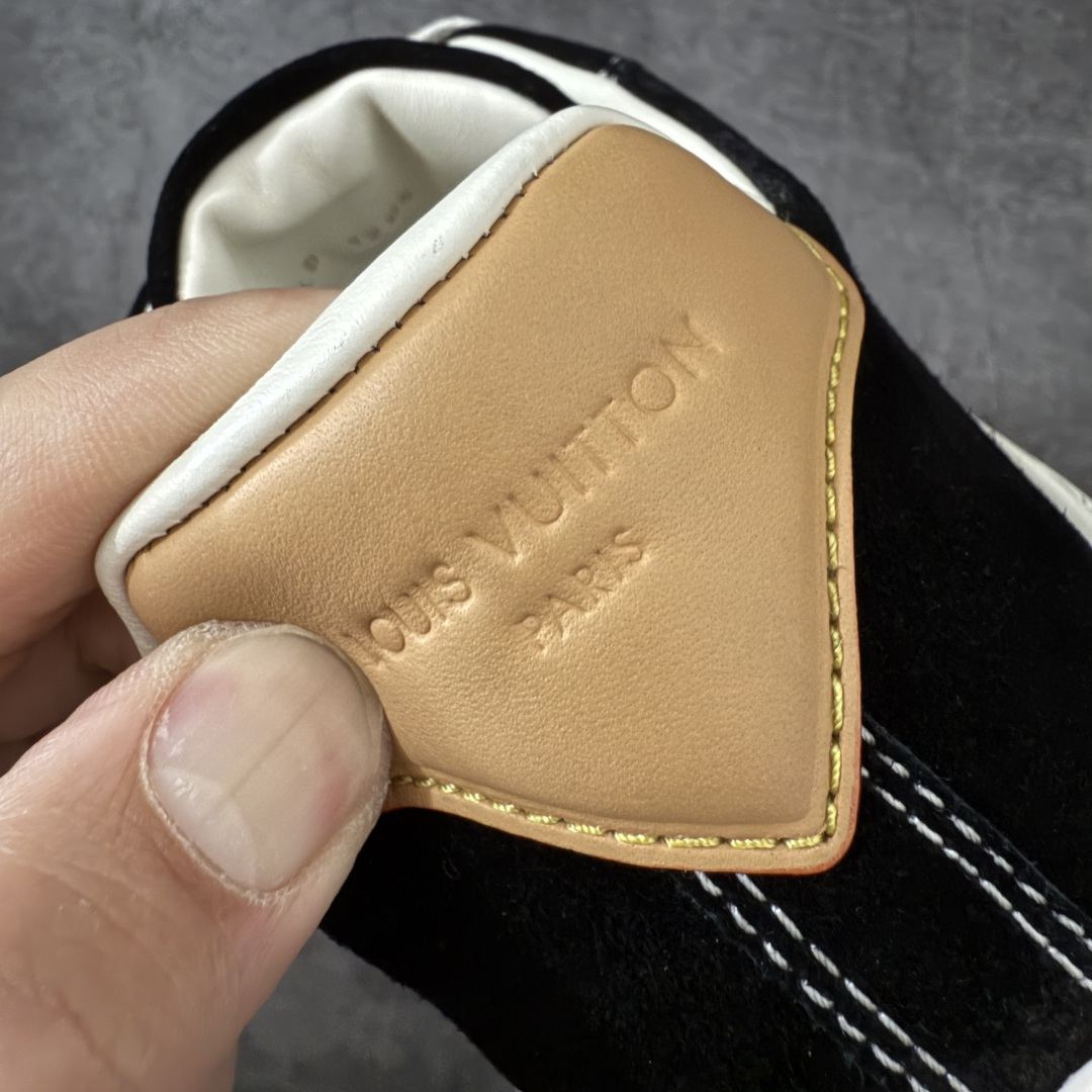图片[2]-【天花板/Goat版】LV 路易威登LOUIS VUITTON Tilted Low Sneakers 倾斜系列低帮复古休闲运动文化百搭板鞋 2026早春款板鞋 饼干鞋 市场最顶天花板出货 礼盒包装 私模开发大底 正确细节 原鞋原材料1：1打造 完美版型做工 欢迎对比市场任何品质的货品 广东原产 专业LV大厂出品 正确底 大底开发近半年 原楦型开发纸版 全鞋原材料打造 细节 针车 烫金 中底无可挑剔 包装说明书防尘布袋物件(附送官方快递加固牛皮纸外盒!!)# 尺码：40 41 42 43 44 45 46-选品中心