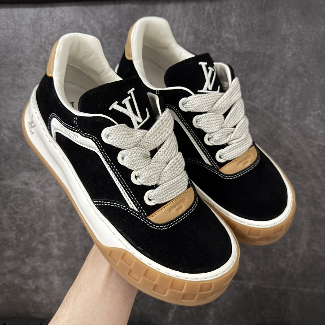 【天花板/Goat版】LV 路易威登LOUIS VUITTON Tilted Low Sneakers 倾斜系列低帮复古休闲运动文化百搭板鞋 2026早春款板鞋 饼干鞋 市场最顶天花板出货 礼盒包装 私模开发大底 正确细节 原鞋原材料1：1打造 完美版型做工 欢迎对比市场任何品质的货品 广东原产 专业LV大厂出品 正确底 大底开发近半年 原楦型开发纸版 全鞋原材料打造 细节 针车 烫金 中底无可挑剔 包装说明书防尘布袋物件(附送官方快递加固牛皮纸外盒!!)# 尺码：40 41 42 43 44 45 46-选品中心