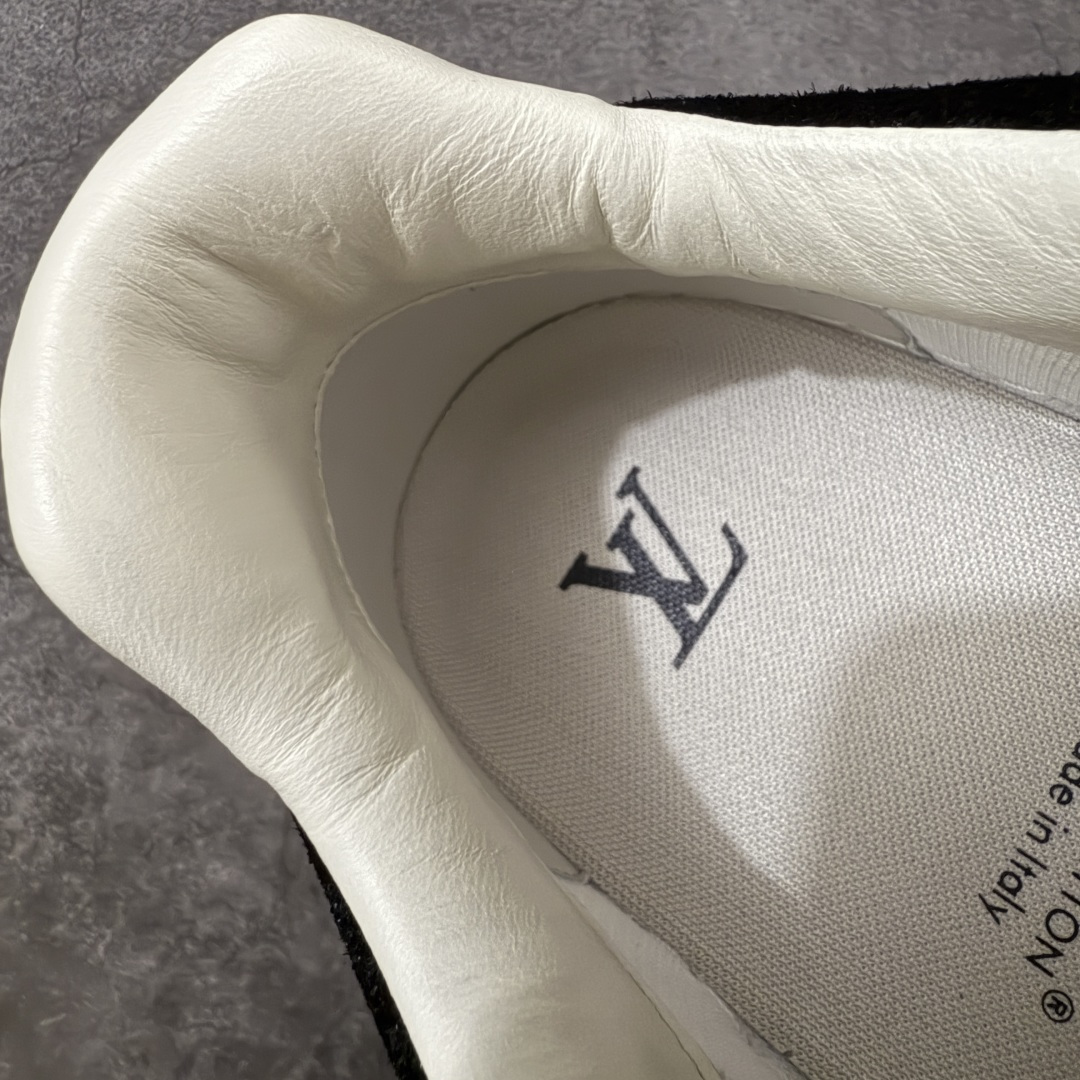 图片[9]-【天花板/Goat版】LV 路易威登LOUIS VUITTON Tilted Low Sneakers 倾斜系列低帮复古休闲运动文化百搭板鞋 2026早春款板鞋 饼干鞋 市场最顶天花板出货 礼盒包装 私模开发大底 正确细节 原鞋原材料1：1打造 完美版型做工 欢迎对比市场任何品质的货品 广东原产 专业LV大厂出品 正确底 大底开发近半年 原楦型开发纸版 全鞋原材料打造 细节 针车 烫金 中底无可挑剔 包装说明书防尘布袋物件(附送官方快递加固牛皮纸外盒!!)# 尺码：40 41 42 43 44 45 46-选品中心