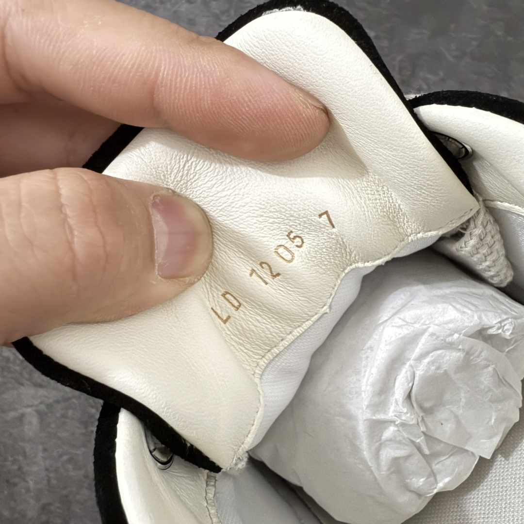 图片[7]-【天花板/Goat版】LV 路易威登LOUIS VUITTON Tilted Low Sneakers 倾斜系列低帮复古休闲运动文化百搭板鞋 2026早春款板鞋 饼干鞋 市场最顶天花板出货 礼盒包装 私模开发大底 正确细节 原鞋原材料1：1打造 完美版型做工 欢迎对比市场任何品质的货品 广东原产 专业LV大厂出品 正确底 大底开发近半年 原楦型开发纸版 全鞋原材料打造 细节 针车 烫金 中底无可挑剔 包装说明书防尘布袋物件(附送官方快递加固牛皮纸外盒!!)# 尺码：40 41 42 43 44 45 46-选品中心