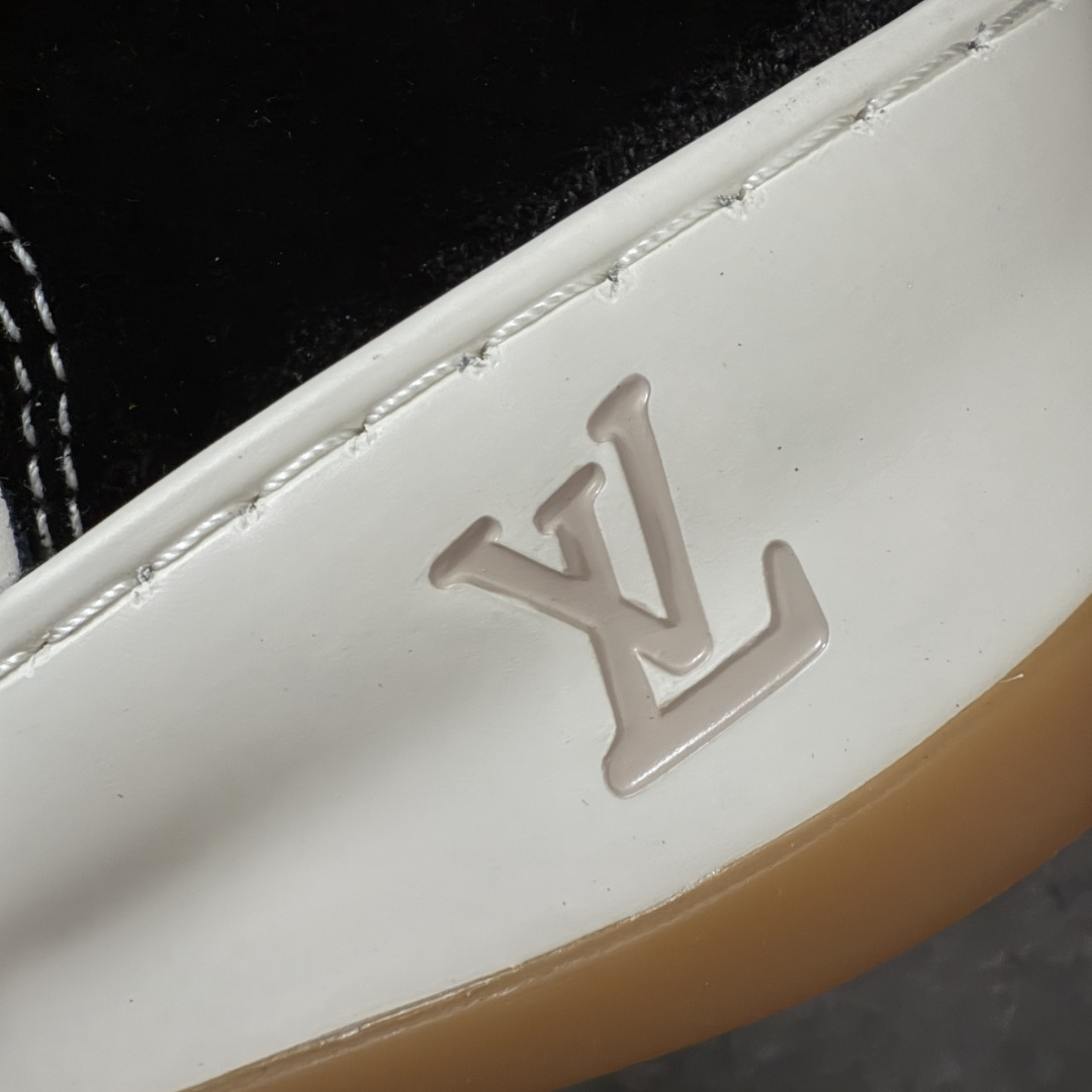图片[3]-【天花板/Goat版】LV 路易威登LOUIS VUITTON Tilted Low Sneakers 倾斜系列低帮复古休闲运动文化百搭板鞋 2026早春款板鞋 饼干鞋 市场最顶天花板出货 礼盒包装 私模开发大底 正确细节 原鞋原材料1：1打造 完美版型做工 欢迎对比市场任何品质的货品 广东原产 专业LV大厂出品 正确底 大底开发近半年 原楦型开发纸版 全鞋原材料打造 细节 针车 烫金 中底无可挑剔 包装说明书防尘布袋物件(附送官方快递加固牛皮纸外盒!!)# 尺码：40 41 42 43 44 45 46-选品中心