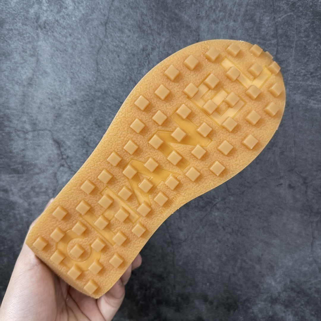 图片[9]-【广东纯原版】Chanel香奈儿 2026顶级休闲款运动鞋 经典设计 鞋面多种工艺电绣的风格 多元化混搭非常好看百搭，休闲，时尚，运动，户外都能兼顾…… 鞋面采用： 原版工艺制作+特殊布料 内里采用： 原版进口透气混种羊皮 大底根据： 原版TPU组合大底 精品包装全套 尺码：35–40-莆田鞋