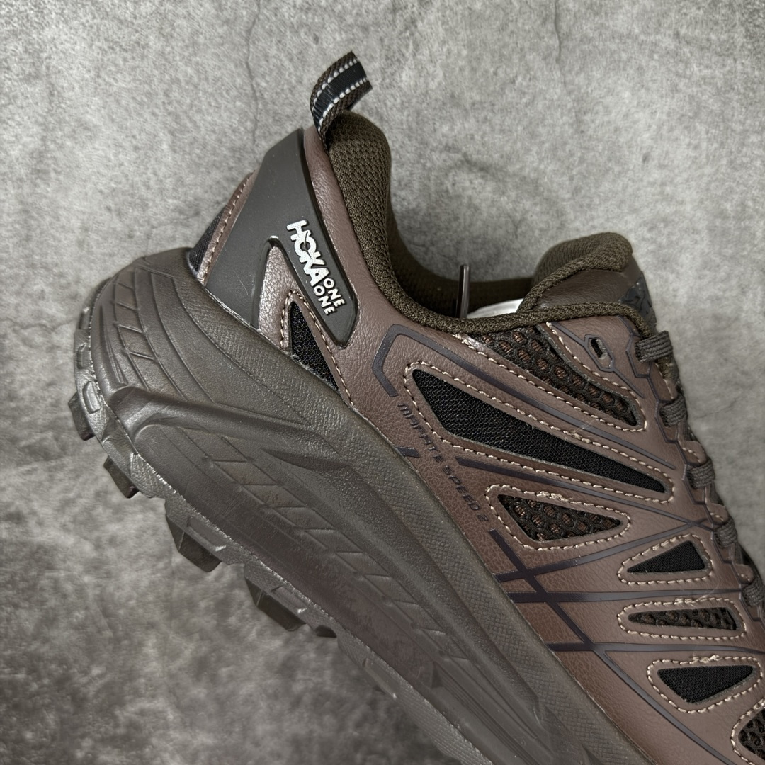图片[7]-【纯原H版】HOKA ONE ONE Mafate Speed 2 Low CNY 玛法特2代系列低帮轻量户外越野休闲运动慢跑鞋 正确组合底 市场顶级版本 上脚赞到报爆 轻盈舒适 鞋面采用超轻的无缝架构 轻薄的TPU贴在透气的鞋面材料上 减轻重量同时也保证了支撑性 鞋底采用滚动平衡技术 引导跑者回归自然步态 祖传的神奇EVA材质中底依旧是一如既往地表现优秀 能提供充足的缓震 作为HOKA家的越野跑鞋 VIBRAM 橡胶大底也是必不可少的 即便在复杂湿滑的地形 依旧能有良好的抓地力及稳定性 鞋带采用了弹性不易松脱的扁宽弹性鞋带 前掌与中掌部分也进行了加宽 也更加适合亚洲人的脚型 是一款十分全面且足够强悍的户外硬核越野鞋 日常搭配的话短裤是基本不挑 阔腿裤 工装裤以及各种长筒牛仔裤都可以 尺码：36 36.5 37.5 38 38.5 39 40 40.5 41 42 42.5 43 44 44.5 45-选品中心