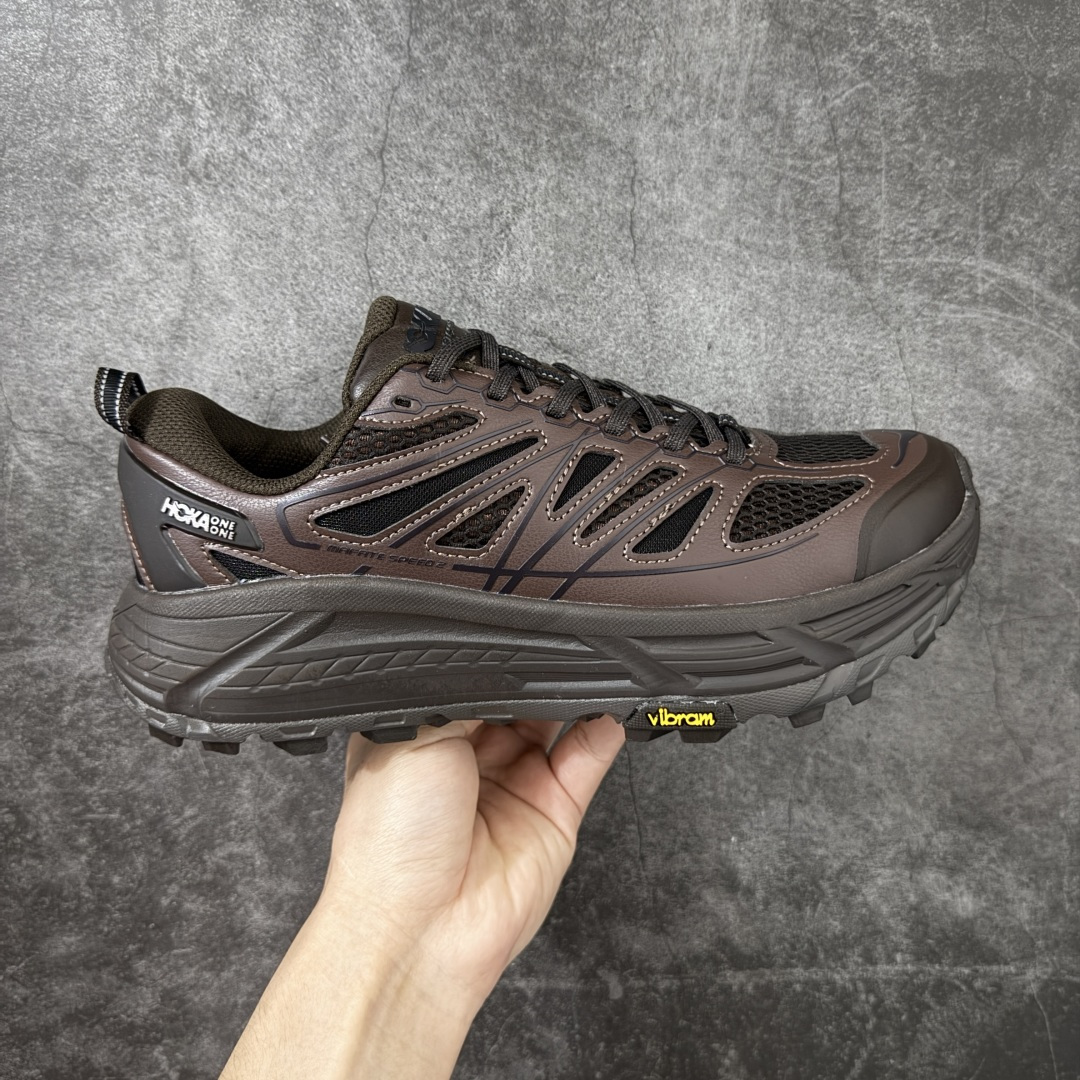 【纯原H版】HOKA ONE ONE Mafate Speed 2 Low CNY 玛法特2代系列低帮轻量户外越野休闲运动慢跑鞋 正确组合底 市场顶级版本 上脚赞到报爆 轻盈舒适 鞋面采用超轻的无缝架构 轻薄的TPU贴在透气的鞋面材料上 减轻重量同时也保证了支撑性 鞋底采用滚动平衡技术 引导跑者回归自然步态 祖传的神奇EVA材质中底依旧是一如既往地表现优秀 能提供充足的缓震 作为HOKA家的越野跑鞋 VIBRAM 橡胶大底也是必不可少的 即便在复杂湿滑的地形 依旧能有良好的抓地力及稳定性 鞋带采用了弹性不易松脱的扁宽弹性鞋带 前掌与中掌部分也进行了加宽 也更加适合亚洲人的脚型 是一款十分全面且足够强悍的户外硬核越野鞋 日常搭配的话短裤是基本不挑 阔腿裤 工装裤以及各种长筒牛仔裤都可以 尺码：36 36.5 37.5 38 38.5 39 40 40.5 41 42 42.5 43 44 44.5 45-选品中心