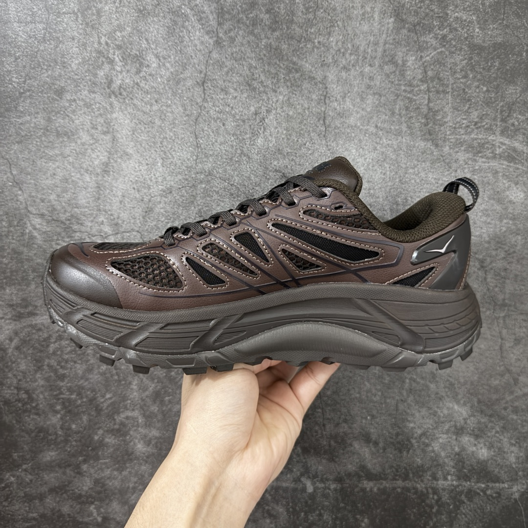 图片[2]-【纯原H版】HOKA ONE ONE Mafate Speed 2 Low CNY 玛法特2代系列低帮轻量户外越野休闲运动慢跑鞋 正确组合底 市场顶级版本 上脚赞到报爆 轻盈舒适 鞋面采用超轻的无缝架构 轻薄的TPU贴在透气的鞋面材料上 减轻重量同时也保证了支撑性 鞋底采用滚动平衡技术 引导跑者回归自然步态 祖传的神奇EVA材质中底依旧是一如既往地表现优秀 能提供充足的缓震 作为HOKA家的越野跑鞋 VIBRAM 橡胶大底也是必不可少的 即便在复杂湿滑的地形 依旧能有良好的抓地力及稳定性 鞋带采用了弹性不易松脱的扁宽弹性鞋带 前掌与中掌部分也进行了加宽 也更加适合亚洲人的脚型 是一款十分全面且足够强悍的户外硬核越野鞋 日常搭配的话短裤是基本不挑 阔腿裤 工装裤以及各种长筒牛仔裤都可以 尺码：36 36.5 37.5 38 38.5 39 40 40.5 41 42 42.5 43 44 44.5 45-选品中心