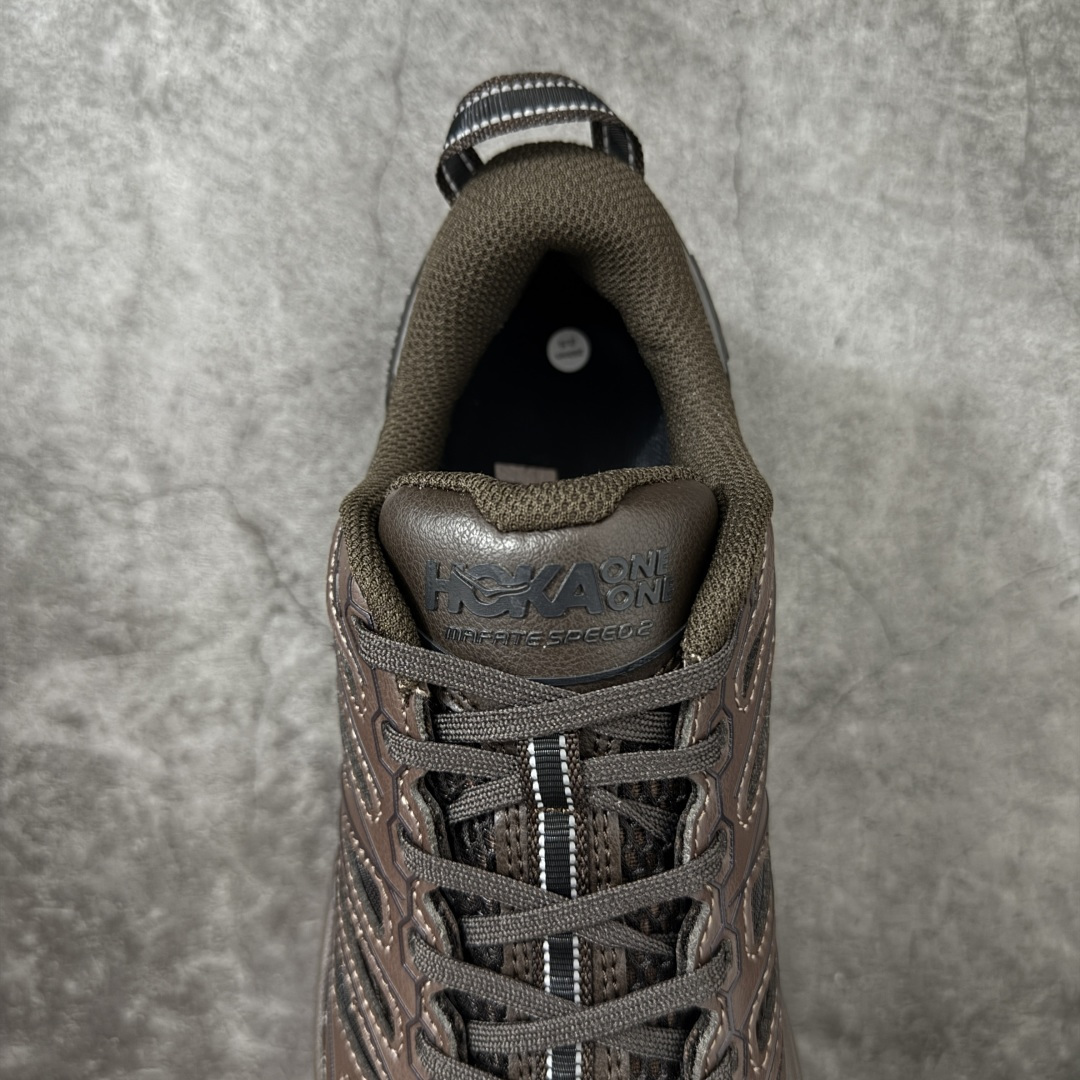 图片[8]-【纯原H版】HOKA ONE ONE Mafate Speed 2 Low CNY 玛法特2代系列低帮轻量户外越野休闲运动慢跑鞋 正确组合底 市场顶级版本 上脚赞到报爆 轻盈舒适 鞋面采用超轻的无缝架构 轻薄的TPU贴在透气的鞋面材料上 减轻重量同时也保证了支撑性 鞋底采用滚动平衡技术 引导跑者回归自然步态 祖传的神奇EVA材质中底依旧是一如既往地表现优秀 能提供充足的缓震 作为HOKA家的越野跑鞋 VIBRAM 橡胶大底也是必不可少的 即便在复杂湿滑的地形 依旧能有良好的抓地力及稳定性 鞋带采用了弹性不易松脱的扁宽弹性鞋带 前掌与中掌部分也进行了加宽 也更加适合亚洲人的脚型 是一款十分全面且足够强悍的户外硬核越野鞋 日常搭配的话短裤是基本不挑 阔腿裤 工装裤以及各种长筒牛仔裤都可以 尺码：36 36.5 37.5 38 38.5 39 40 40.5 41 42 42.5 43 44 44.5 45-选品中心