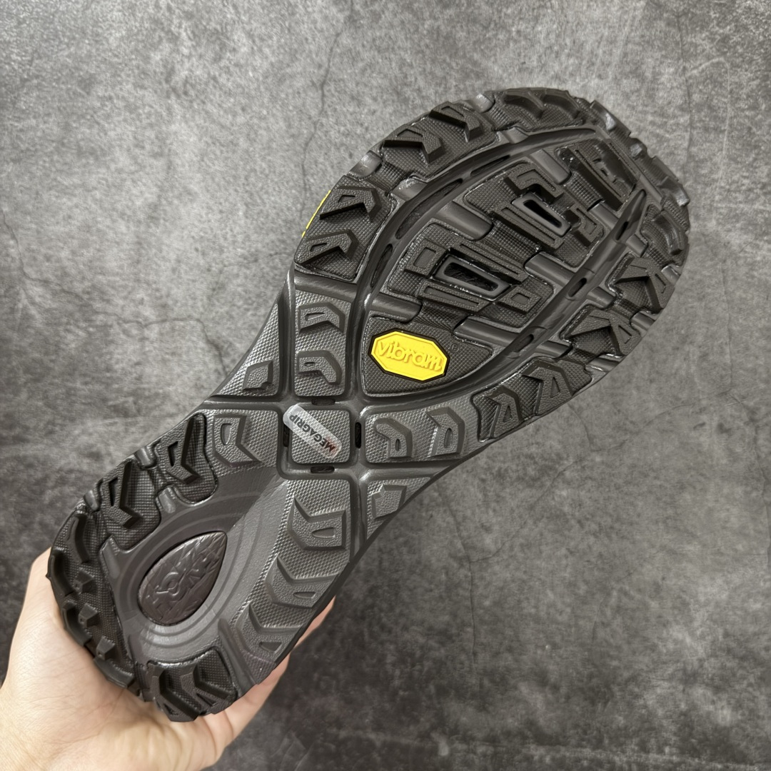 图片[9]-【纯原H版】HOKA ONE ONE Mafate Speed 2 Low CNY 玛法特2代系列低帮轻量户外越野休闲运动慢跑鞋 正确组合底 市场顶级版本 上脚赞到报爆 轻盈舒适 鞋面采用超轻的无缝架构 轻薄的TPU贴在透气的鞋面材料上 减轻重量同时也保证了支撑性 鞋底采用滚动平衡技术 引导跑者回归自然步态 祖传的神奇EVA材质中底依旧是一如既往地表现优秀 能提供充足的缓震 作为HOKA家的越野跑鞋 VIBRAM 橡胶大底也是必不可少的 即便在复杂湿滑的地形 依旧能有良好的抓地力及稳定性 鞋带采用了弹性不易松脱的扁宽弹性鞋带 前掌与中掌部分也进行了加宽 也更加适合亚洲人的脚型 是一款十分全面且足够强悍的户外硬核越野鞋 日常搭配的话短裤是基本不挑 阔腿裤 工装裤以及各种长筒牛仔裤都可以 尺码：36 36.5 37.5 38 38.5 39 40 40.5 41 42 42.5 43 44 44.5 45-选品中心