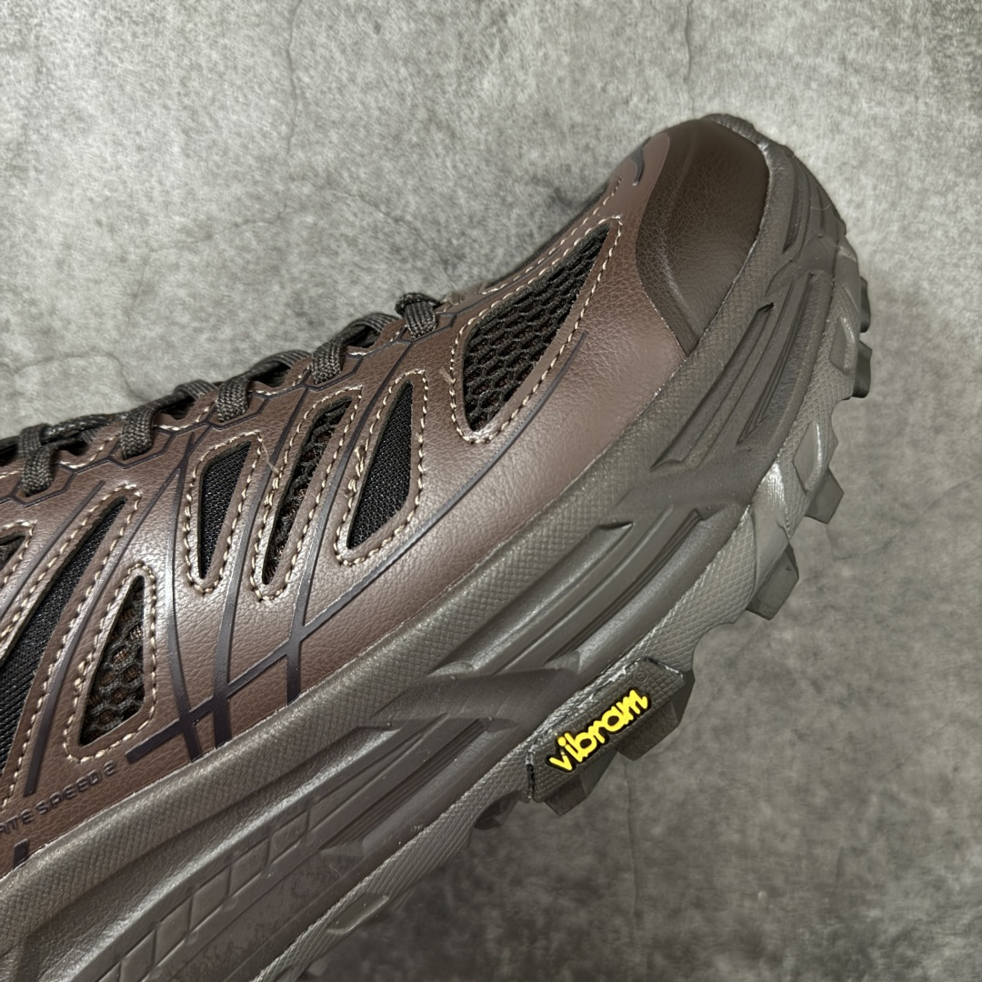 图片[6]-【纯原H版】HOKA ONE ONE Mafate Speed 2 Low CNY 玛法特2代系列低帮轻量户外越野休闲运动慢跑鞋 正确组合底 市场顶级版本 上脚赞到报爆 轻盈舒适 鞋面采用超轻的无缝架构 轻薄的TPU贴在透气的鞋面材料上 减轻重量同时也保证了支撑性 鞋底采用滚动平衡技术 引导跑者回归自然步态 祖传的神奇EVA材质中底依旧是一如既往地表现优秀 能提供充足的缓震 作为HOKA家的越野跑鞋 VIBRAM 橡胶大底也是必不可少的 即便在复杂湿滑的地形 依旧能有良好的抓地力及稳定性 鞋带采用了弹性不易松脱的扁宽弹性鞋带 前掌与中掌部分也进行了加宽 也更加适合亚洲人的脚型 是一款十分全面且足够强悍的户外硬核越野鞋 日常搭配的话短裤是基本不挑 阔腿裤 工装裤以及各种长筒牛仔裤都可以 尺码：36 36.5 37.5 38 38.5 39 40 40.5 41 42 42.5 43 44 44.5 45-选品中心