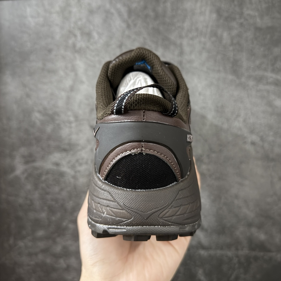 图片[4]-【纯原H版】HOKA ONE ONE Mafate Speed 2 Low CNY 玛法特2代系列低帮轻量户外越野休闲运动慢跑鞋 正确组合底 市场顶级版本 上脚赞到报爆 轻盈舒适 鞋面采用超轻的无缝架构 轻薄的TPU贴在透气的鞋面材料上 减轻重量同时也保证了支撑性 鞋底采用滚动平衡技术 引导跑者回归自然步态 祖传的神奇EVA材质中底依旧是一如既往地表现优秀 能提供充足的缓震 作为HOKA家的越野跑鞋 VIBRAM 橡胶大底也是必不可少的 即便在复杂湿滑的地形 依旧能有良好的抓地力及稳定性 鞋带采用了弹性不易松脱的扁宽弹性鞋带 前掌与中掌部分也进行了加宽 也更加适合亚洲人的脚型 是一款十分全面且足够强悍的户外硬核越野鞋 日常搭配的话短裤是基本不挑 阔腿裤 工装裤以及各种长筒牛仔裤都可以 尺码：36 36.5 37.5 38 38.5 39 40 40.5 41 42 42.5 43 44 44.5 45-选品中心