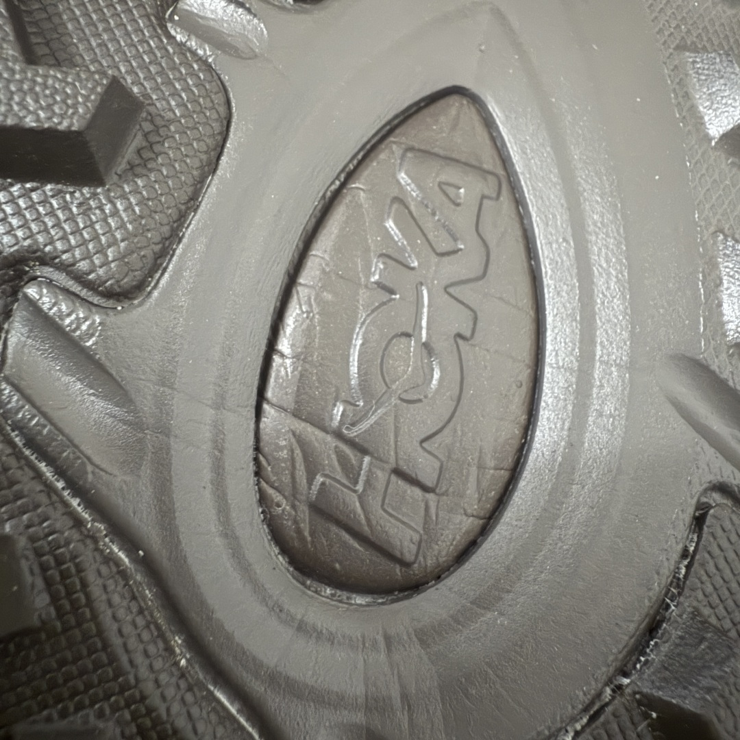 图片[9]-【纯原H版】HOKA ONE ONE Mafate Speed 2 Low CNY 玛法特2代系列低帮轻量户外越野休闲运动慢跑鞋 正确组合底 市场顶级版本 上脚赞到报爆 轻盈舒适 鞋面采用超轻的无缝架构 轻薄的TPU贴在透气的鞋面材料上 减轻重量同时也保证了支撑性 鞋底采用滚动平衡技术 引导跑者回归自然步态 祖传的神奇EVA材质中底依旧是一如既往地表现优秀 能提供充足的缓震 作为HOKA家的越野跑鞋 VIBRAM 橡胶大底也是必不可少的 即便在复杂湿滑的地形 依旧能有良好的抓地力及稳定性 鞋带采用了弹性不易松脱的扁宽弹性鞋带 前掌与中掌部分也进行了加宽 也更加适合亚洲人的脚型 是一款十分全面且足够强悍的户外硬核越野鞋 日常搭配的话短裤是基本不挑 阔腿裤 工装裤以及各种长筒牛仔裤都可以 尺码：36 36.5 37.5 38 38.5 39 40 40.5 41 42 42.5 43 44 44.5 45-选品中心