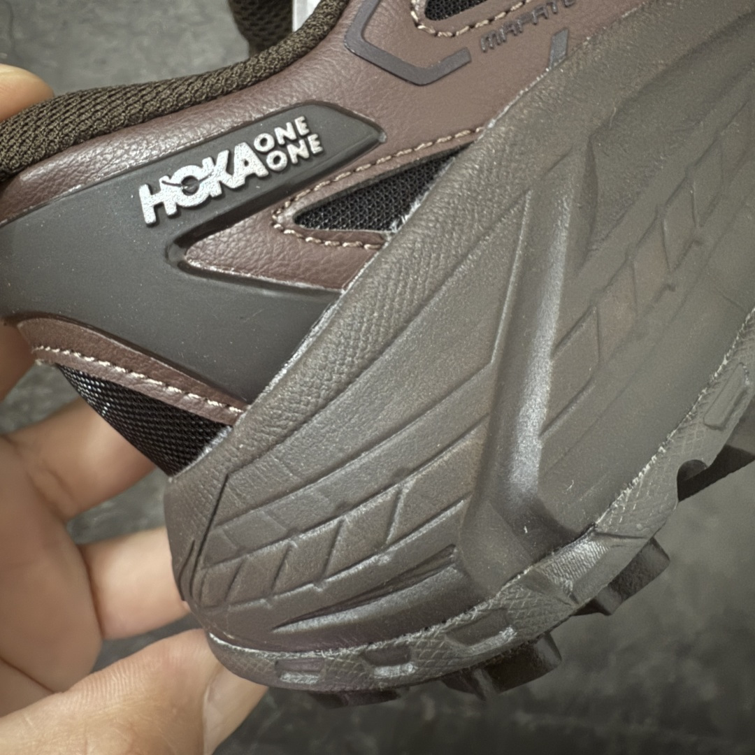 图片[3]-【纯原H版】HOKA ONE ONE Mafate Speed 2 Low CNY 玛法特2代系列低帮轻量户外越野休闲运动慢跑鞋 正确组合底 市场顶级版本 上脚赞到报爆 轻盈舒适 鞋面采用超轻的无缝架构 轻薄的TPU贴在透气的鞋面材料上 减轻重量同时也保证了支撑性 鞋底采用滚动平衡技术 引导跑者回归自然步态 祖传的神奇EVA材质中底依旧是一如既往地表现优秀 能提供充足的缓震 作为HOKA家的越野跑鞋 VIBRAM 橡胶大底也是必不可少的 即便在复杂湿滑的地形 依旧能有良好的抓地力及稳定性 鞋带采用了弹性不易松脱的扁宽弹性鞋带 前掌与中掌部分也进行了加宽 也更加适合亚洲人的脚型 是一款十分全面且足够强悍的户外硬核越野鞋 日常搭配的话短裤是基本不挑 阔腿裤 工装裤以及各种长筒牛仔裤都可以 尺码：36 36.5 37.5 38 38.5 39 40 40.5 41 42 42.5 43 44 44.5 45-选品中心