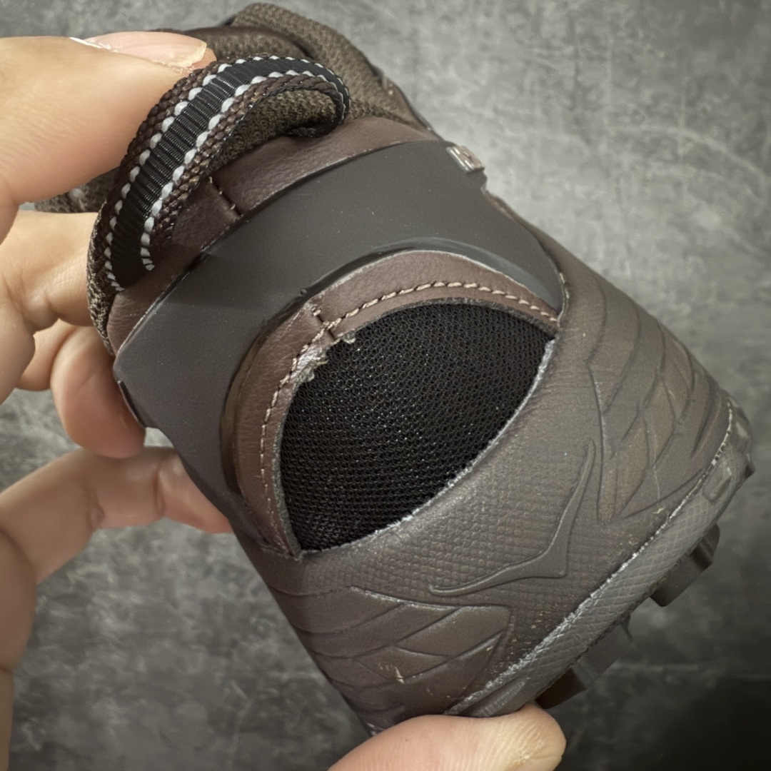 图片[2]-【纯原H版】HOKA ONE ONE Mafate Speed 2 Low CNY 玛法特2代系列低帮轻量户外越野休闲运动慢跑鞋 正确组合底 市场顶级版本 上脚赞到报爆 轻盈舒适 鞋面采用超轻的无缝架构 轻薄的TPU贴在透气的鞋面材料上 减轻重量同时也保证了支撑性 鞋底采用滚动平衡技术 引导跑者回归自然步态 祖传的神奇EVA材质中底依旧是一如既往地表现优秀 能提供充足的缓震 作为HOKA家的越野跑鞋 VIBRAM 橡胶大底也是必不可少的 即便在复杂湿滑的地形 依旧能有良好的抓地力及稳定性 鞋带采用了弹性不易松脱的扁宽弹性鞋带 前掌与中掌部分也进行了加宽 也更加适合亚洲人的脚型 是一款十分全面且足够强悍的户外硬核越野鞋 日常搭配的话短裤是基本不挑 阔腿裤 工装裤以及各种长筒牛仔裤都可以 尺码：36 36.5 37.5 38 38.5 39 40 40.5 41 42 42.5 43 44 44.5 45-选品中心