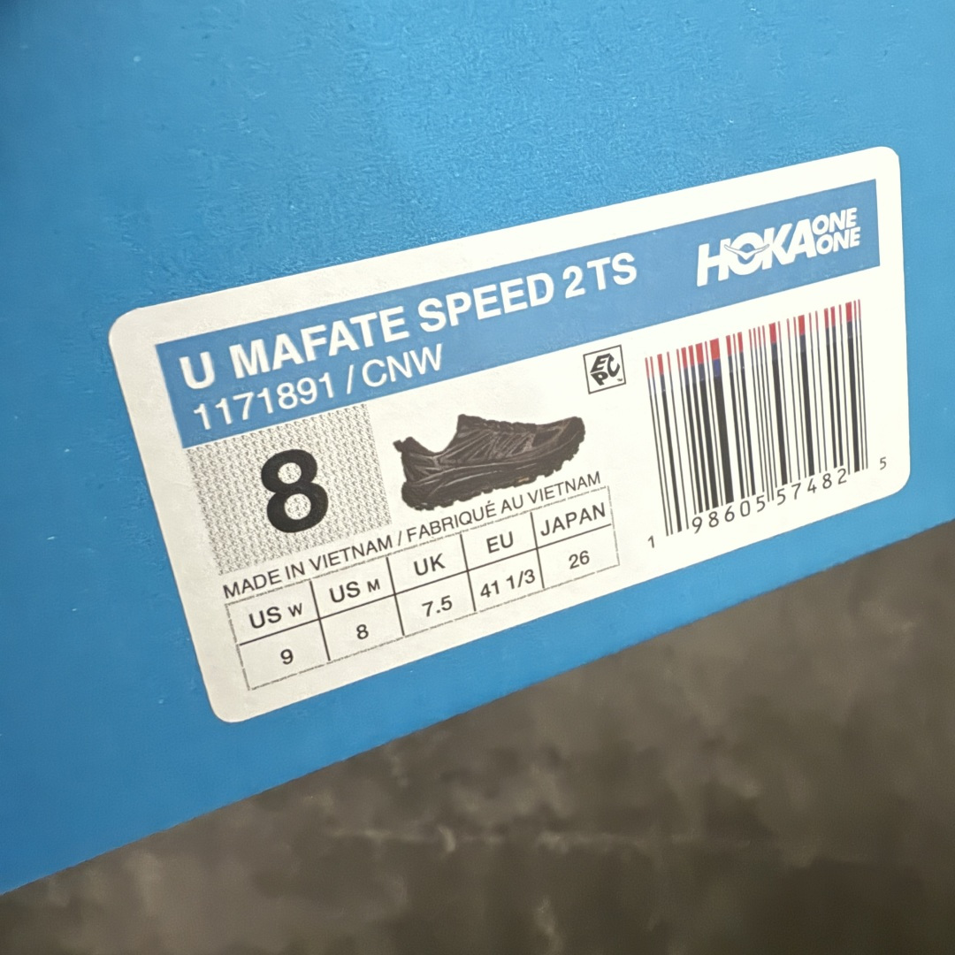 图片[10]-【纯原H版】HOKA ONE ONE Mafate Speed 2 Low CNY 玛法特2代系列低帮轻量户外越野休闲运动慢跑鞋 正确组合底 市场顶级版本 上脚赞到报爆 轻盈舒适 鞋面采用超轻的无缝架构 轻薄的TPU贴在透气的鞋面材料上 减轻重量同时也保证了支撑性 鞋底采用滚动平衡技术 引导跑者回归自然步态 祖传的神奇EVA材质中底依旧是一如既往地表现优秀 能提供充足的缓震 作为HOKA家的越野跑鞋 VIBRAM 橡胶大底也是必不可少的 即便在复杂湿滑的地形 依旧能有良好的抓地力及稳定性 鞋带采用了弹性不易松脱的扁宽弹性鞋带 前掌与中掌部分也进行了加宽 也更加适合亚洲人的脚型 是一款十分全面且足够强悍的户外硬核越野鞋 日常搭配的话短裤是基本不挑 阔腿裤 工装裤以及各种长筒牛仔裤都可以 尺码：36 36.5 37.5 38 38.5 39 40 40.5 41 42 42.5 43 44 44.5 45-选品中心
