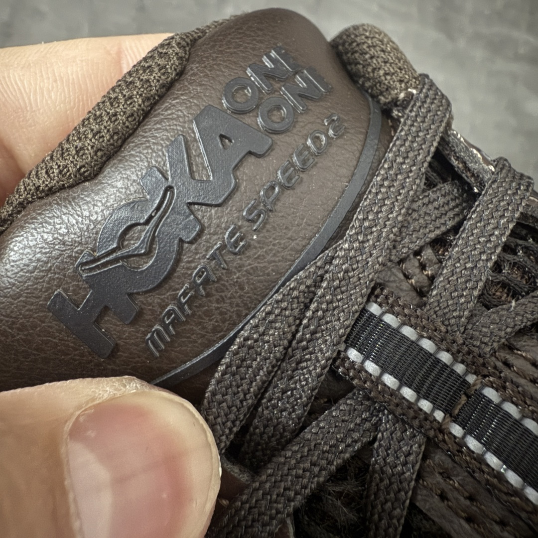 图片[6]-【纯原H版】HOKA ONE ONE Mafate Speed 2 Low CNY 玛法特2代系列低帮轻量户外越野休闲运动慢跑鞋 正确组合底 市场顶级版本 上脚赞到报爆 轻盈舒适 鞋面采用超轻的无缝架构 轻薄的TPU贴在透气的鞋面材料上 减轻重量同时也保证了支撑性 鞋底采用滚动平衡技术 引导跑者回归自然步态 祖传的神奇EVA材质中底依旧是一如既往地表现优秀 能提供充足的缓震 作为HOKA家的越野跑鞋 VIBRAM 橡胶大底也是必不可少的 即便在复杂湿滑的地形 依旧能有良好的抓地力及稳定性 鞋带采用了弹性不易松脱的扁宽弹性鞋带 前掌与中掌部分也进行了加宽 也更加适合亚洲人的脚型 是一款十分全面且足够强悍的户外硬核越野鞋 日常搭配的话短裤是基本不挑 阔腿裤 工装裤以及各种长筒牛仔裤都可以 尺码：36 36.5 37.5 38 38.5 39 40 40.5 41 42 42.5 43 44 44.5 45-选品中心