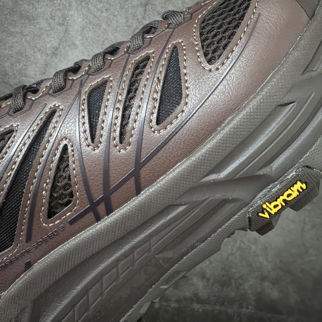 图片[4]-【纯原H版】HOKA ONE ONE Mafate Speed 2 Low CNY 玛法特2代系列低帮轻量户外越野休闲运动慢跑鞋 正确组合底 市场顶级版本 上脚赞到报爆 轻盈舒适 鞋面采用超轻的无缝架构 轻薄的TPU贴在透气的鞋面材料上 减轻重量同时也保证了支撑性 鞋底采用滚动平衡技术 引导跑者回归自然步态 祖传的神奇EVA材质中底依旧是一如既往地表现优秀 能提供充足的缓震 作为HOKA家的越野跑鞋 VIBRAM 橡胶大底也是必不可少的 即便在复杂湿滑的地形 依旧能有良好的抓地力及稳定性 鞋带采用了弹性不易松脱的扁宽弹性鞋带 前掌与中掌部分也进行了加宽 也更加适合亚洲人的脚型 是一款十分全面且足够强悍的户外硬核越野鞋 日常搭配的话短裤是基本不挑 阔腿裤 工装裤以及各种长筒牛仔裤都可以 尺码：36 36.5 37.5 38 38.5 39 40 40.5 41 42 42.5 43 44 44.5 45-选品中心