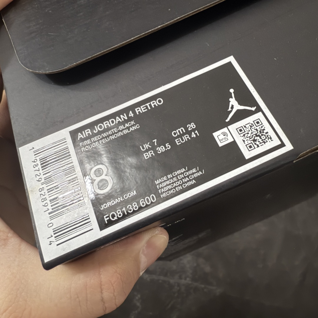 图片[10]-【KZ神头层版】Air Jordan 4 Retro AJ4 2026复刻公牛红黑 FQ8138-600 原汁原味完美呈现四代版型 一比一鞋头弧度高度趴度鞋身弧度 原厂麂皮绒皮料材质 数据细节工艺流程均保持公司一致 细节品控鞋型随意秒杀市面版本 原厂TPU网格鞋带扣 正确内里网布 菱角分明不变形无多余毛边 柔软性质感一致于原鞋 原厂织唛标 原厂飞人电绣工艺 独家绑鞋带手法 印刷中底布 四线拉帮 米色美纹纸贴合固定 进口港宝加持 后跟自然饱满 全鞋荧光划线卡点 追求极致完美 每一双都是工艺品 多重QC质检 超越公司货的品控标准 实实在在的免检产品 尺码：40-48.5-选品中心