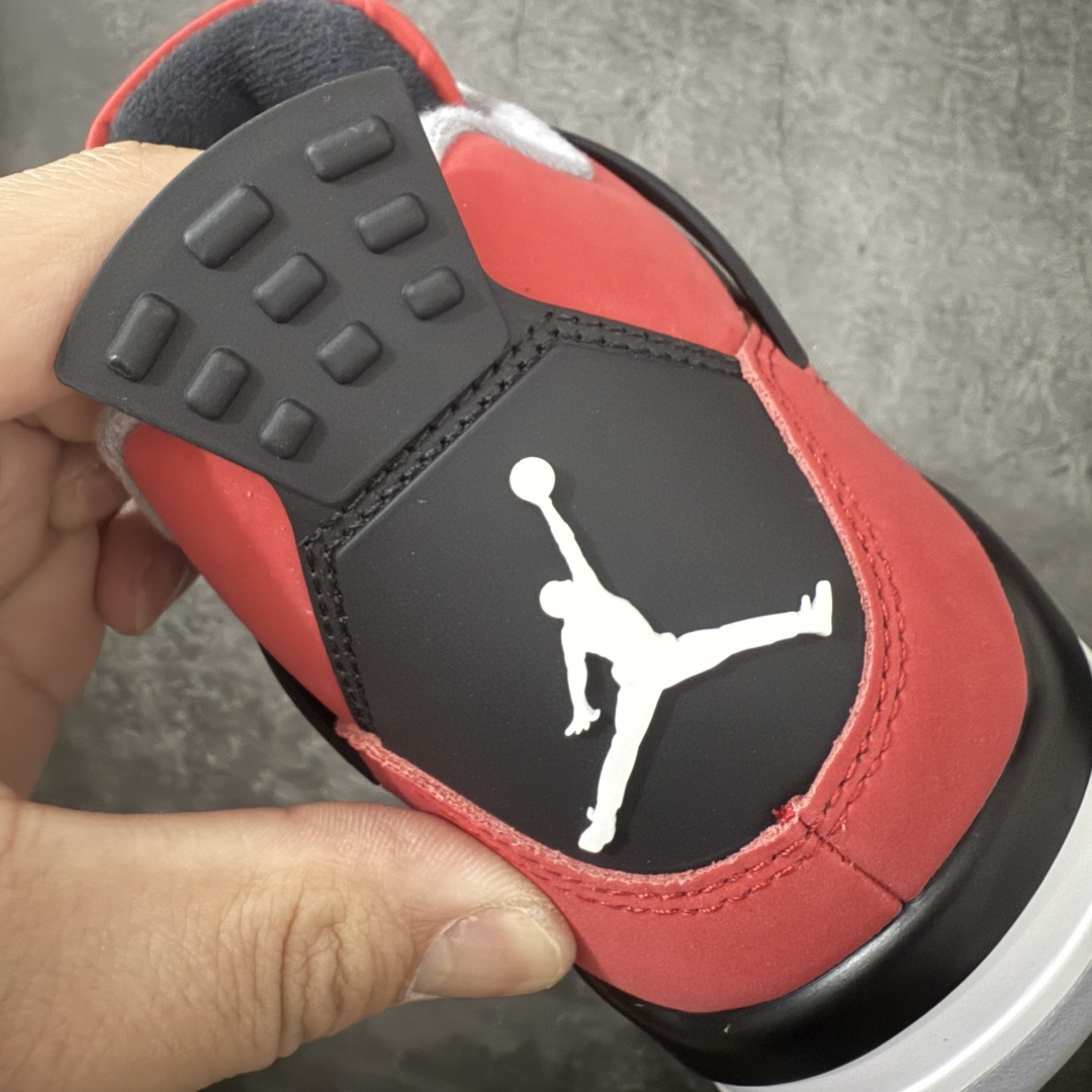 图片[2]-【KZ神头层版】Air Jordan 4 Retro AJ4 2026复刻公牛红黑 FQ8138-600 原汁原味完美呈现四代版型 一比一鞋头弧度高度趴度鞋身弧度 原厂麂皮绒皮料材质 数据细节工艺流程均保持公司一致 细节品控鞋型随意秒杀市面版本 原厂TPU网格鞋带扣 正确内里网布 菱角分明不变形无多余毛边 柔软性质感一致于原鞋 原厂织唛标 原厂飞人电绣工艺 独家绑鞋带手法 印刷中底布 四线拉帮 米色美纹纸贴合固定 进口港宝加持 后跟自然饱满 全鞋荧光划线卡点 追求极致完美 每一双都是工艺品 多重QC质检 超越公司货的品控标准 实实在在的免检产品 尺码：40-48.5-选品中心