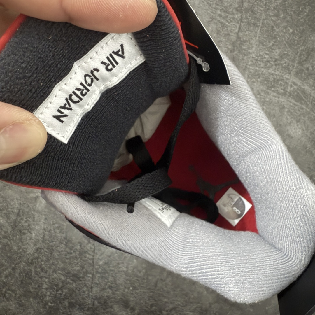 图片[7]-【KZ神头层版】Air Jordan 4 Retro AJ4 2026复刻公牛红黑 FQ8138-600 原汁原味完美呈现四代版型 一比一鞋头弧度高度趴度鞋身弧度 原厂麂皮绒皮料材质 数据细节工艺流程均保持公司一致 细节品控鞋型随意秒杀市面版本 原厂TPU网格鞋带扣 正确内里网布 菱角分明不变形无多余毛边 柔软性质感一致于原鞋 原厂织唛标 原厂飞人电绣工艺 独家绑鞋带手法 印刷中底布 四线拉帮 米色美纹纸贴合固定 进口港宝加持 后跟自然饱满 全鞋荧光划线卡点 追求极致完美 每一双都是工艺品 多重QC质检 超越公司货的品控标准 实实在在的免检产品 尺码：40-48.5-选品中心