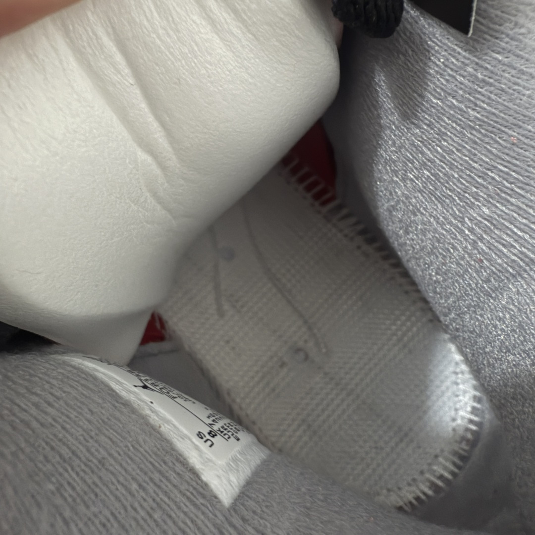 图片[9]-【KZ神头层版】Air Jordan 4 Retro AJ4 2026复刻公牛红黑 FQ8138-600 原汁原味完美呈现四代版型 一比一鞋头弧度高度趴度鞋身弧度 原厂麂皮绒皮料材质 数据细节工艺流程均保持公司一致 细节品控鞋型随意秒杀市面版本 原厂TPU网格鞋带扣 正确内里网布 菱角分明不变形无多余毛边 柔软性质感一致于原鞋 原厂织唛标 原厂飞人电绣工艺 独家绑鞋带手法 印刷中底布 四线拉帮 米色美纹纸贴合固定 进口港宝加持 后跟自然饱满 全鞋荧光划线卡点 追求极致完美 每一双都是工艺品 多重QC质检 超越公司货的品控标准 实实在在的免检产品 尺码：40-48.5-选品中心