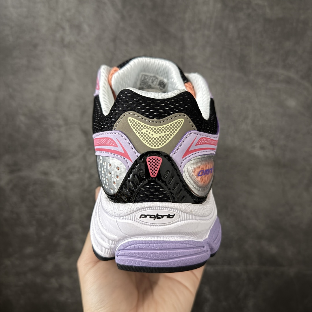 图片[4]-【公司级】SauconyPROGRID OMNI 9👟 索康尼的「Omni全擎」系列复古休闲减震跑步鞋情侣舒适怀旧厚底增高老爹运动鞋 这款鞋以其简约而不简单的设计，成为了复古风潮中的一抹亮色。鞋款采用网布、皮革以及大面积的TPU网纱材质，搭配热烈的颜色组合，非常适合秋冬季穿着。细节处的天蓝色点缀，为整鞋增添了一抹亮色。📏 鞋楦适中，适合大部分人的通勤穿搭。亲测尺码不偏，喜欢宽松脚感的建议选择大半码。🌈 这款复古风格的跑鞋，不仅传承了经典的稳定系跑鞋设计，还融入了现代时尚元素，无论是日常穿搭还是运动穿着，都是不错的选择。 货号：S70739 尺码： 40-45-选品中心