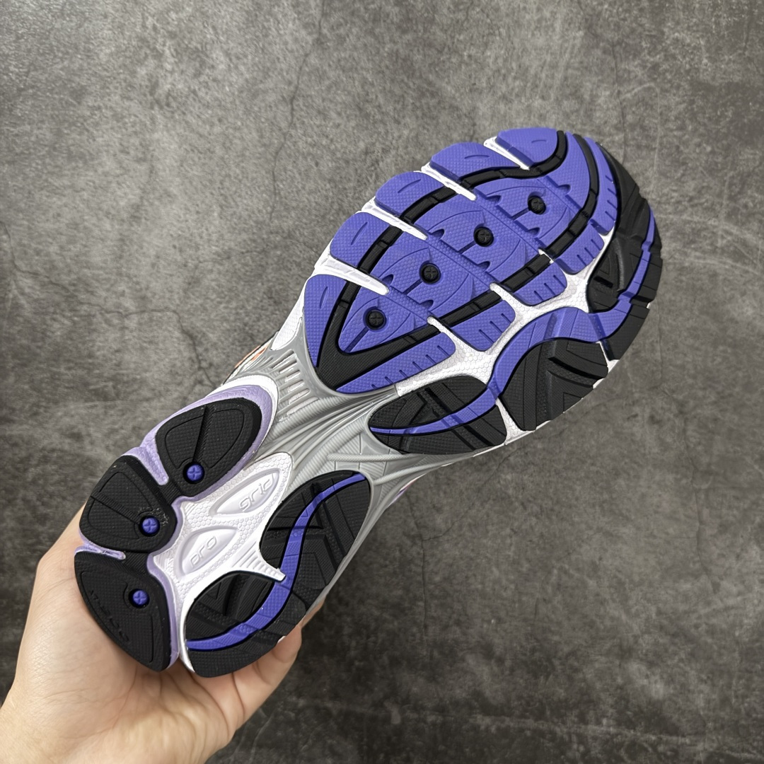 图片[9]-【公司级】SauconyPROGRID OMNI 9👟 索康尼的「Omni全擎」系列复古休闲减震跑步鞋情侣舒适怀旧厚底增高老爹运动鞋 这款鞋以其简约而不简单的设计，成为了复古风潮中的一抹亮色。鞋款采用网布、皮革以及大面积的TPU网纱材质，搭配热烈的颜色组合，非常适合秋冬季穿着。细节处的天蓝色点缀，为整鞋增添了一抹亮色。📏 鞋楦适中，适合大部分人的通勤穿搭。亲测尺码不偏，喜欢宽松脚感的建议选择大半码。🌈 这款复古风格的跑鞋，不仅传承了经典的稳定系跑鞋设计，还融入了现代时尚元素，无论是日常穿搭还是运动穿着，都是不错的选择。 货号：S70739 尺码： 40-45-选品中心