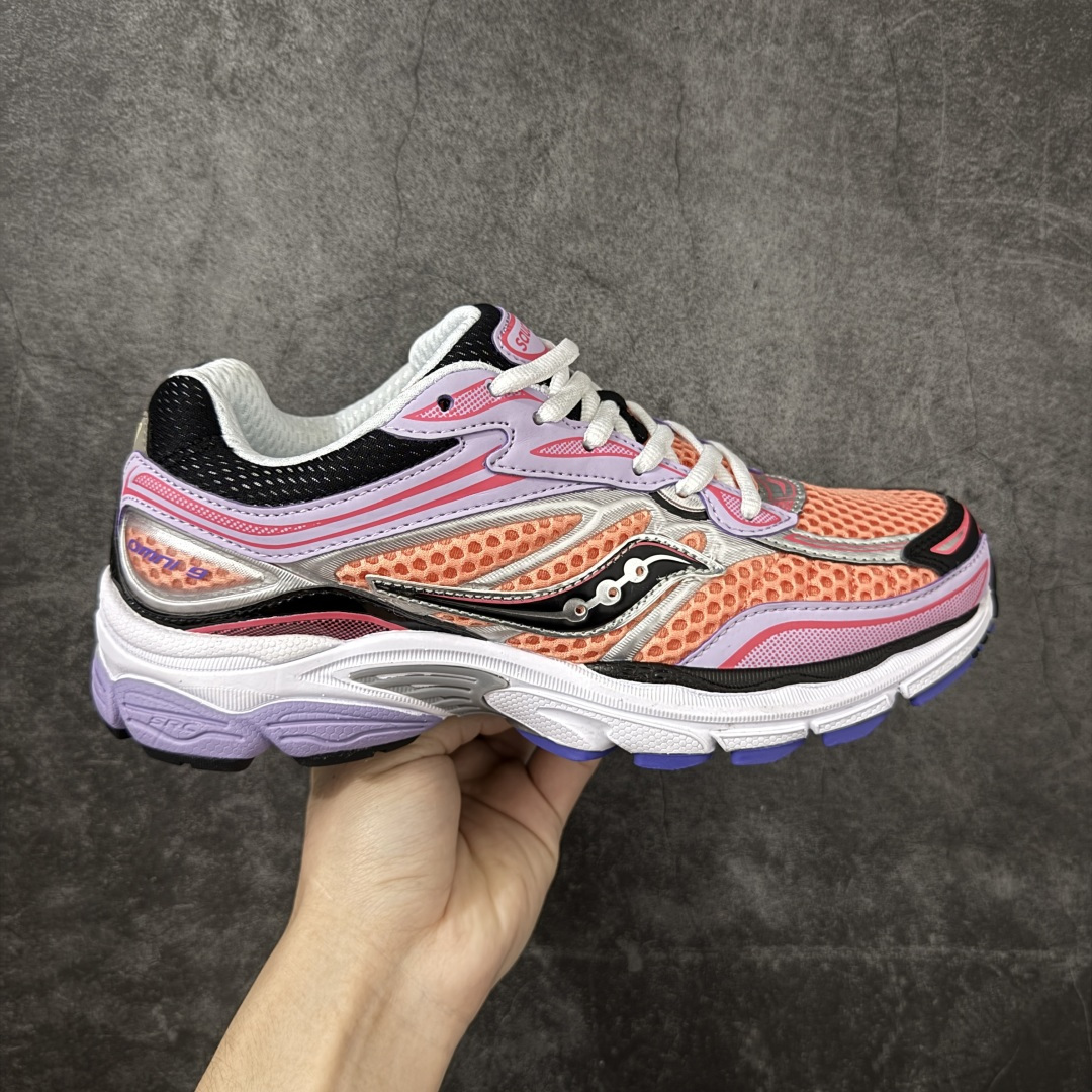 【公司级】SauconyPROGRID OMNI 9👟 索康尼的「Omni全擎」系列复古休闲减震跑步鞋情侣舒适怀旧厚底增高老爹运动鞋 这款鞋以其简约而不简单的设计，成为了复古风潮中的一抹亮色。鞋款采用网布、皮革以及大面积的TPU网纱材质，搭配热烈的颜色组合，非常适合秋冬季穿着。细节处的天蓝色点缀，为整鞋增添了一抹亮色。📏 鞋楦适中，适合大部分人的通勤穿搭。亲测尺码不偏，喜欢宽松脚感的建议选择大半码。🌈 这款复古风格的跑鞋，不仅传承了经典的稳定系跑鞋设计，还融入了现代时尚元素，无论是日常穿搭还是运动穿着，都是不错的选择。 货号：S70739 尺码： 40-45-选品中心