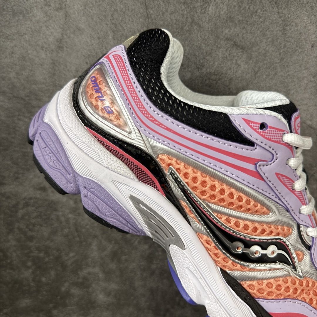图片[7]-【公司级】SauconyPROGRID OMNI 9👟 索康尼的「Omni全擎」系列复古休闲减震跑步鞋情侣舒适怀旧厚底增高老爹运动鞋 这款鞋以其简约而不简单的设计，成为了复古风潮中的一抹亮色。鞋款采用网布、皮革以及大面积的TPU网纱材质，搭配热烈的颜色组合，非常适合秋冬季穿着。细节处的天蓝色点缀，为整鞋增添了一抹亮色。📏 鞋楦适中，适合大部分人的通勤穿搭。亲测尺码不偏，喜欢宽松脚感的建议选择大半码。🌈 这款复古风格的跑鞋，不仅传承了经典的稳定系跑鞋设计，还融入了现代时尚元素，无论是日常穿搭还是运动穿着，都是不错的选择。 货号：S70739 尺码： 40-45-选品中心