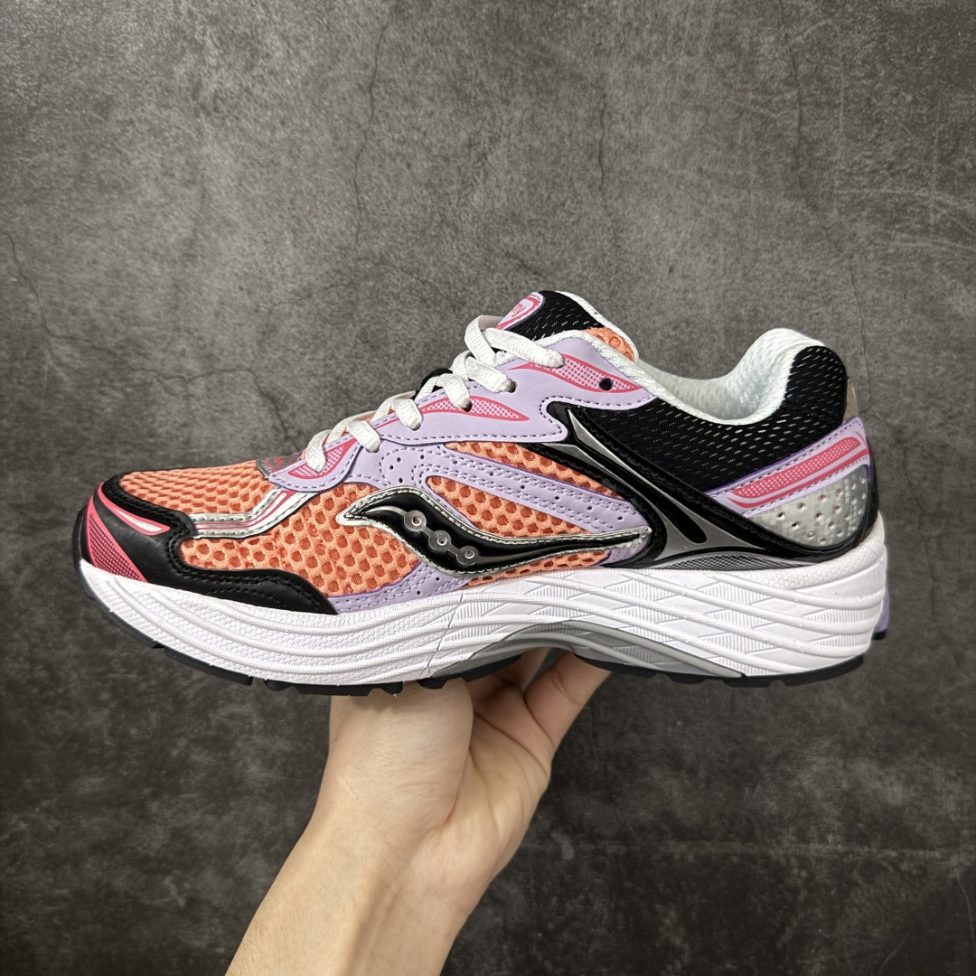 图片[2]-【公司级】SauconyPROGRID OMNI 9👟 索康尼的「Omni全擎」系列复古休闲减震跑步鞋情侣舒适怀旧厚底增高老爹运动鞋 这款鞋以其简约而不简单的设计，成为了复古风潮中的一抹亮色。鞋款采用网布、皮革以及大面积的TPU网纱材质，搭配热烈的颜色组合，非常适合秋冬季穿着。细节处的天蓝色点缀，为整鞋增添了一抹亮色。📏 鞋楦适中，适合大部分人的通勤穿搭。亲测尺码不偏，喜欢宽松脚感的建议选择大半码。🌈 这款复古风格的跑鞋，不仅传承了经典的稳定系跑鞋设计，还融入了现代时尚元素，无论是日常穿搭还是运动穿着，都是不错的选择。 货号：S70739 尺码： 40-45-选品中心