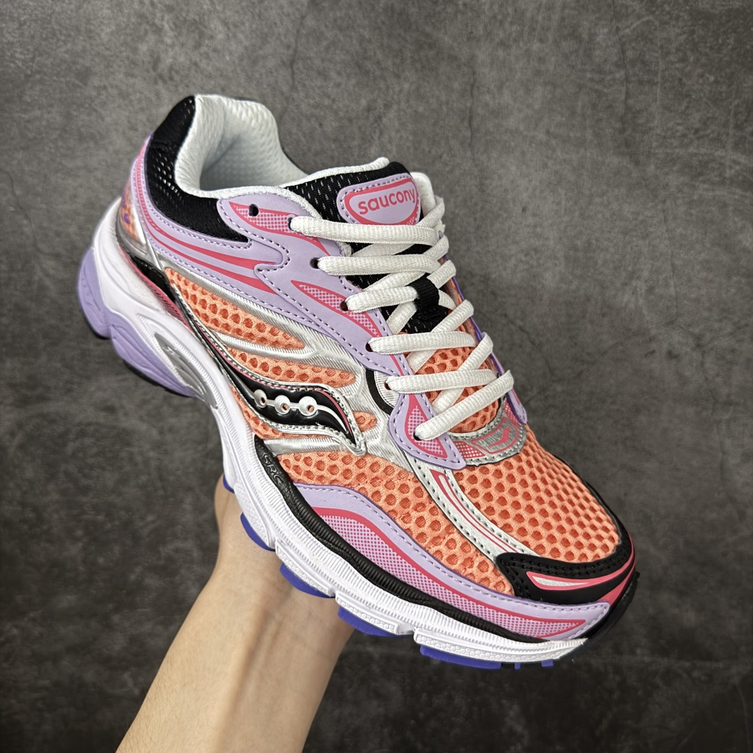 图片[3]-【公司级】SauconyPROGRID OMNI 9👟 索康尼的「Omni全擎」系列复古休闲减震跑步鞋情侣舒适怀旧厚底增高老爹运动鞋 这款鞋以其简约而不简单的设计，成为了复古风潮中的一抹亮色。鞋款采用网布、皮革以及大面积的TPU网纱材质，搭配热烈的颜色组合，非常适合秋冬季穿着。细节处的天蓝色点缀，为整鞋增添了一抹亮色。📏 鞋楦适中，适合大部分人的通勤穿搭。亲测尺码不偏，喜欢宽松脚感的建议选择大半码。🌈 这款复古风格的跑鞋，不仅传承了经典的稳定系跑鞋设计，还融入了现代时尚元素，无论是日常穿搭还是运动穿着，都是不错的选择。 货号：S70739 尺码： 40-45-选品中心
