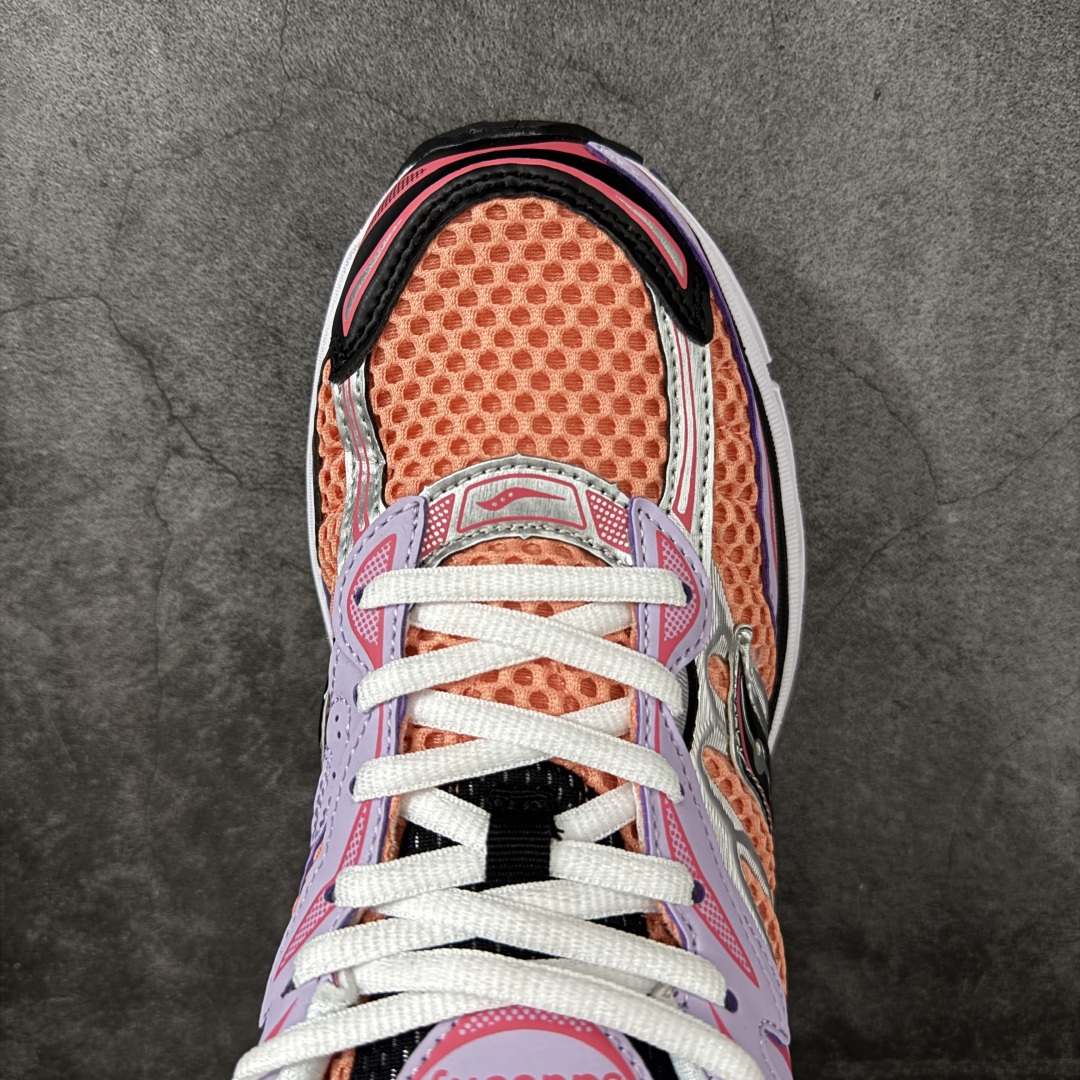 图片[5]-【公司级】SauconyPROGRID OMNI 9👟 索康尼的「Omni全擎」系列复古休闲减震跑步鞋情侣舒适怀旧厚底增高老爹运动鞋 这款鞋以其简约而不简单的设计，成为了复古风潮中的一抹亮色。鞋款采用网布、皮革以及大面积的TPU网纱材质，搭配热烈的颜色组合，非常适合秋冬季穿着。细节处的天蓝色点缀，为整鞋增添了一抹亮色。📏 鞋楦适中，适合大部分人的通勤穿搭。亲测尺码不偏，喜欢宽松脚感的建议选择大半码。🌈 这款复古风格的跑鞋，不仅传承了经典的稳定系跑鞋设计，还融入了现代时尚元素，无论是日常穿搭还是运动穿着，都是不错的选择。 货号：S70739 尺码： 40-45-选品中心
