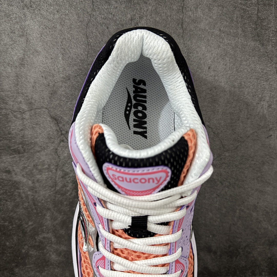 图片[8]-【公司级】SauconyPROGRID OMNI 9👟 索康尼的「Omni全擎」系列复古休闲减震跑步鞋情侣舒适怀旧厚底增高老爹运动鞋 这款鞋以其简约而不简单的设计，成为了复古风潮中的一抹亮色。鞋款采用网布、皮革以及大面积的TPU网纱材质，搭配热烈的颜色组合，非常适合秋冬季穿着。细节处的天蓝色点缀，为整鞋增添了一抹亮色。📏 鞋楦适中，适合大部分人的通勤穿搭。亲测尺码不偏，喜欢宽松脚感的建议选择大半码。🌈 这款复古风格的跑鞋，不仅传承了经典的稳定系跑鞋设计，还融入了现代时尚元素，无论是日常穿搭还是运动穿着，都是不错的选择。 货号：S70739 尺码： 40-45-选品中心
