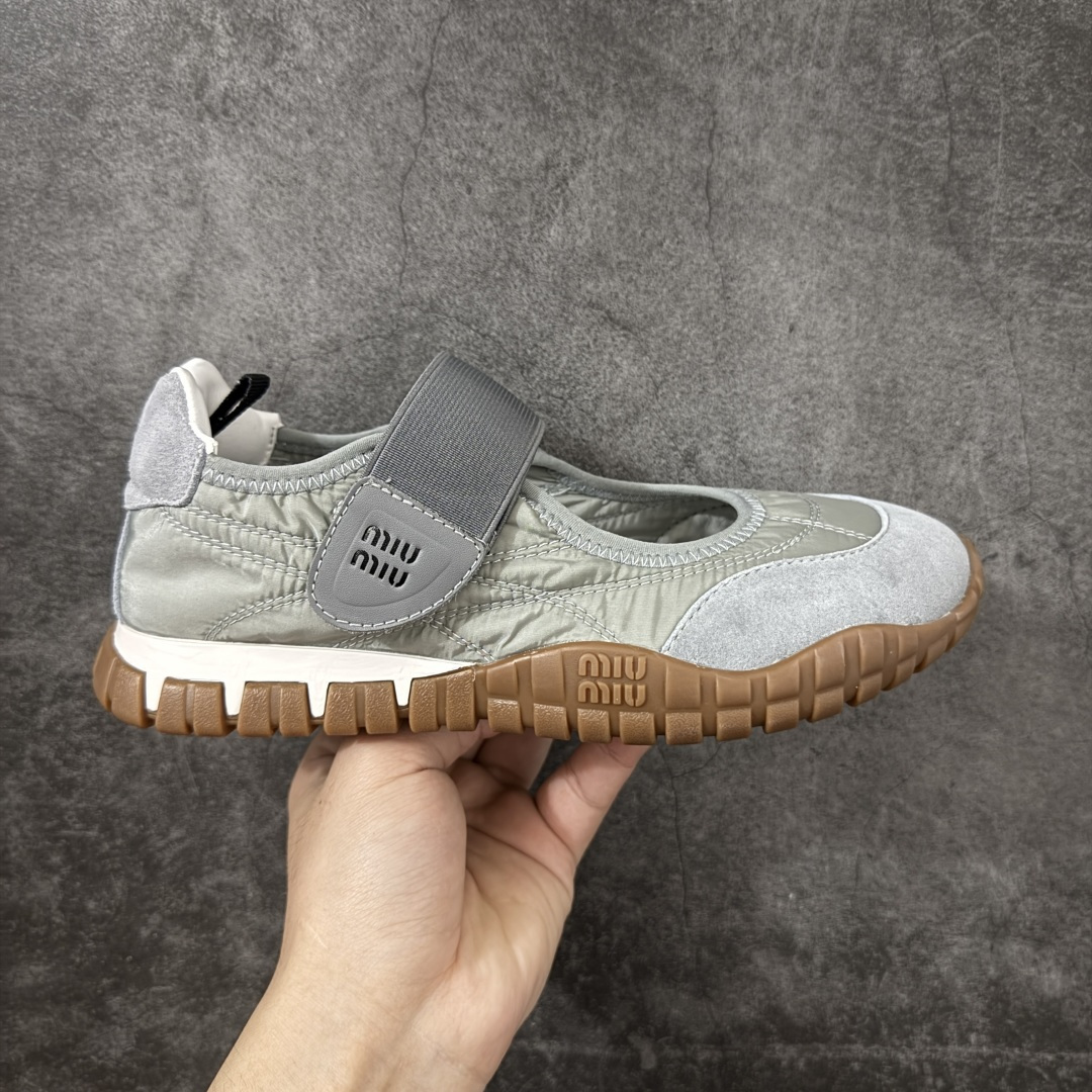 【广东纯原版本】Miumiu Tyre系列春夏新款 饼干鞋 阿甘鞋休闲运动鞋Miumiu最新爆款 前卫大胆的设计，风格融于此款厚底帆布运动鞋的简约线条，别致徽标饰于鞋舌与背面，点缀复古设计，平添标志性元素！厚底设计定义前卫的现代风格，这款Tyre集优雅气质与运动功能于一身，动感橡胶鞋底柔韧耐磨，令人联想起轮胎花纹，橡胶鞋底除了增加了这双鞋的复古属性外也增加了防滑功能鞋面由科技织物和麂皮制成，融合运动与时尚、功能与优雅，表达了Miu Miu的核心精神 尺码：35-40-选品中心