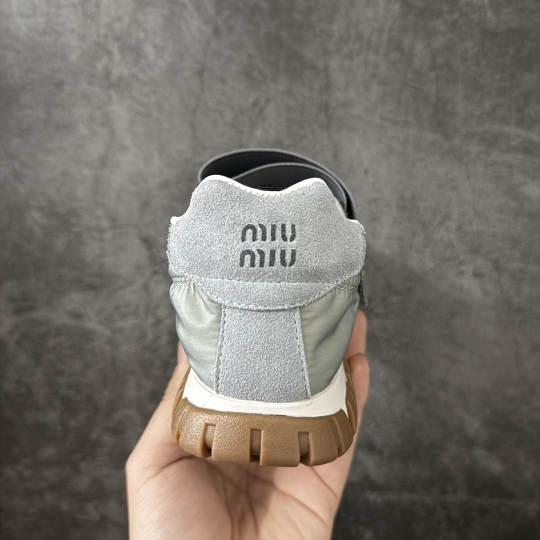 图片[4]-【广东纯原版本】Miumiu Tyre系列春夏新款 饼干鞋 阿甘鞋休闲运动鞋Miumiu最新爆款 前卫大胆的设计，风格融于此款厚底帆布运动鞋的简约线条，别致徽标饰于鞋舌与背面，点缀复古设计，平添标志性元素！厚底设计定义前卫的现代风格，这款Tyre集优雅气质与运动功能于一身，动感橡胶鞋底柔韧耐磨，令人联想起轮胎花纹，橡胶鞋底除了增加了这双鞋的复古属性外也增加了防滑功能鞋面由科技织物和麂皮制成，融合运动与时尚、功能与优雅，表达了Miu Miu的核心精神 尺码：35-40-选品中心