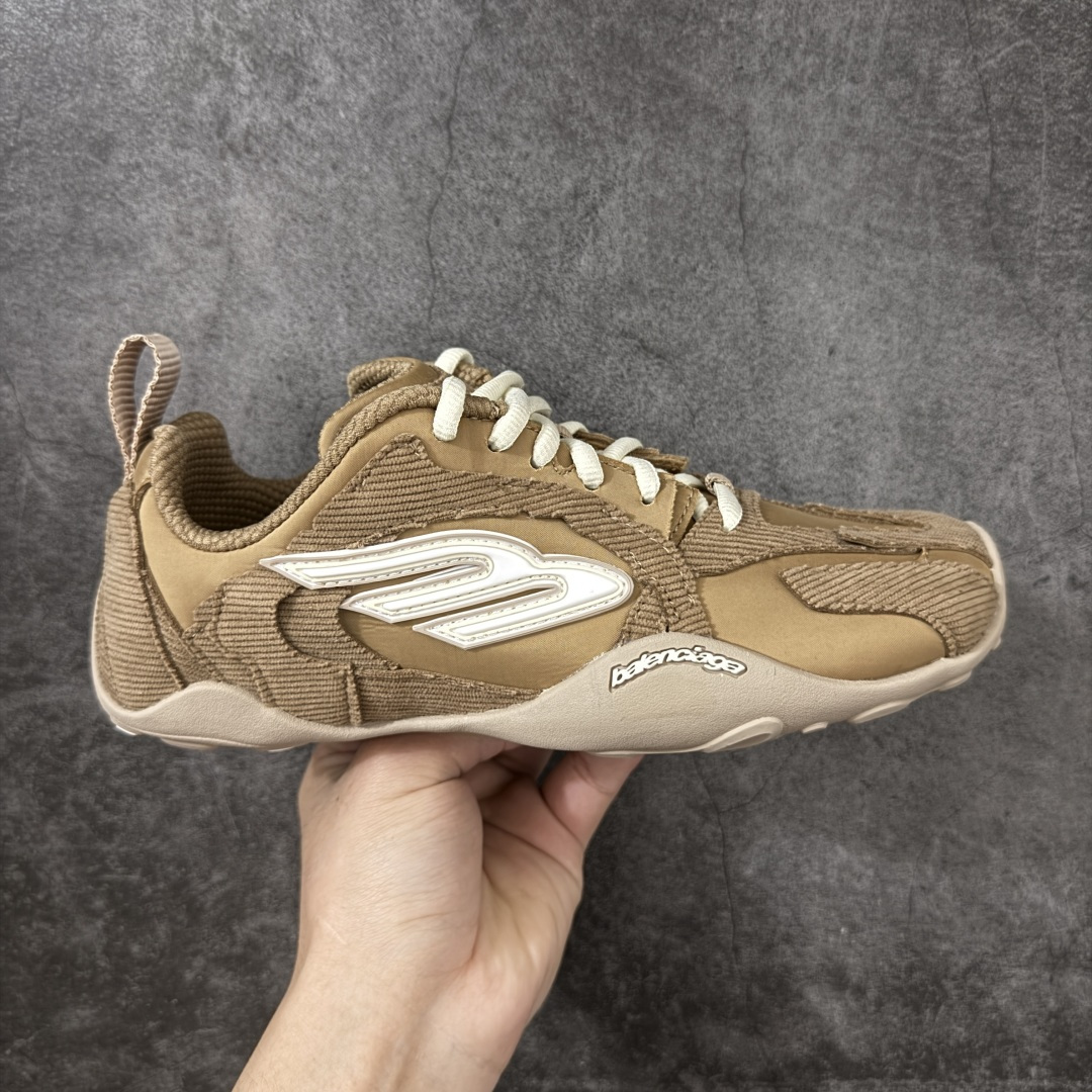 【OK版本】Balenciaga 巴黎世家 21代 Monday Ultra 卡其白色 巴黎新款 鞋面主体采用特制聚酯纤维，同时搭配织物点缀，时尚耐看，无论是运动风还是日常搭配，穿起来都自带气场，走哪都吸晴。 尺码：35-46全码出货-选品中心