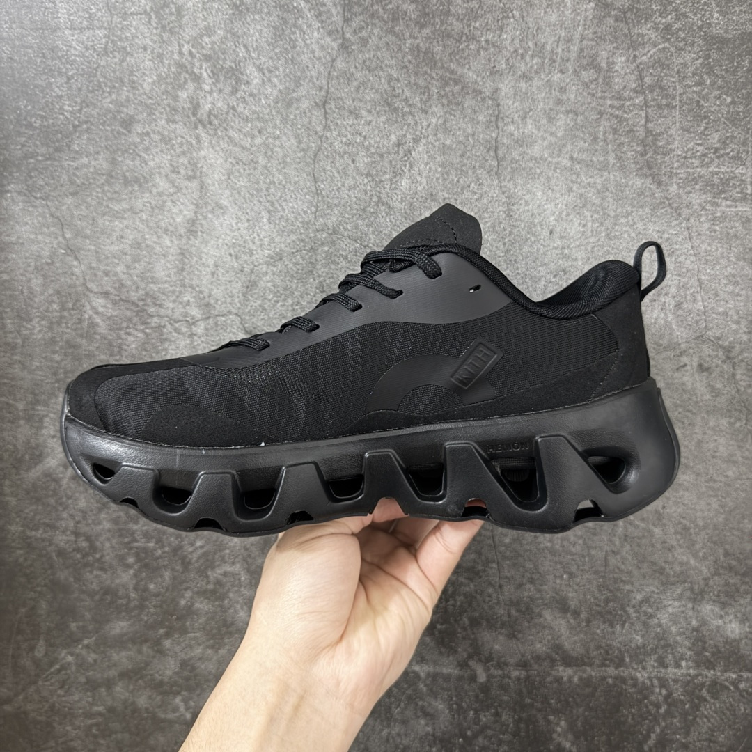 图片[2]-【OG纯原】KITH x ON 昂跑联名 Cloudswift K-Tech 1 系列 3MG10775560 低帮休闲跑步鞋 大厂出品 原版有1比1打造 配件齐全 外贸专供 尺码最大做到46码 市面最高还原度版本 打造最强品质 没有之一 全新开发的鞋面结构，用高透气网布拼了大面积的合成麂皮。这种材质碰撞脱离了普通跑鞋的塑料感，更有时装质感；搭载了On的CloudTec缓震科技和Helion超级泡棉，全新的Cloudswift鞋底结构，脚感和支撑性都拉满，外底还直接刻上了Kith的字母组合，彰显联名身份；翻开鞋底，是定制的Kith Monogram老花外底，既保留了On的专业感，又带点Kith标志性的精致灰调。 男货号：3MG10775560（2026.03.06发售） 女货号：3WG10705560 尺码：36 36.5 37.5 38 38.5 39 40 40.5 41 42 42.5 43 44 44.5 45 46-选品中心