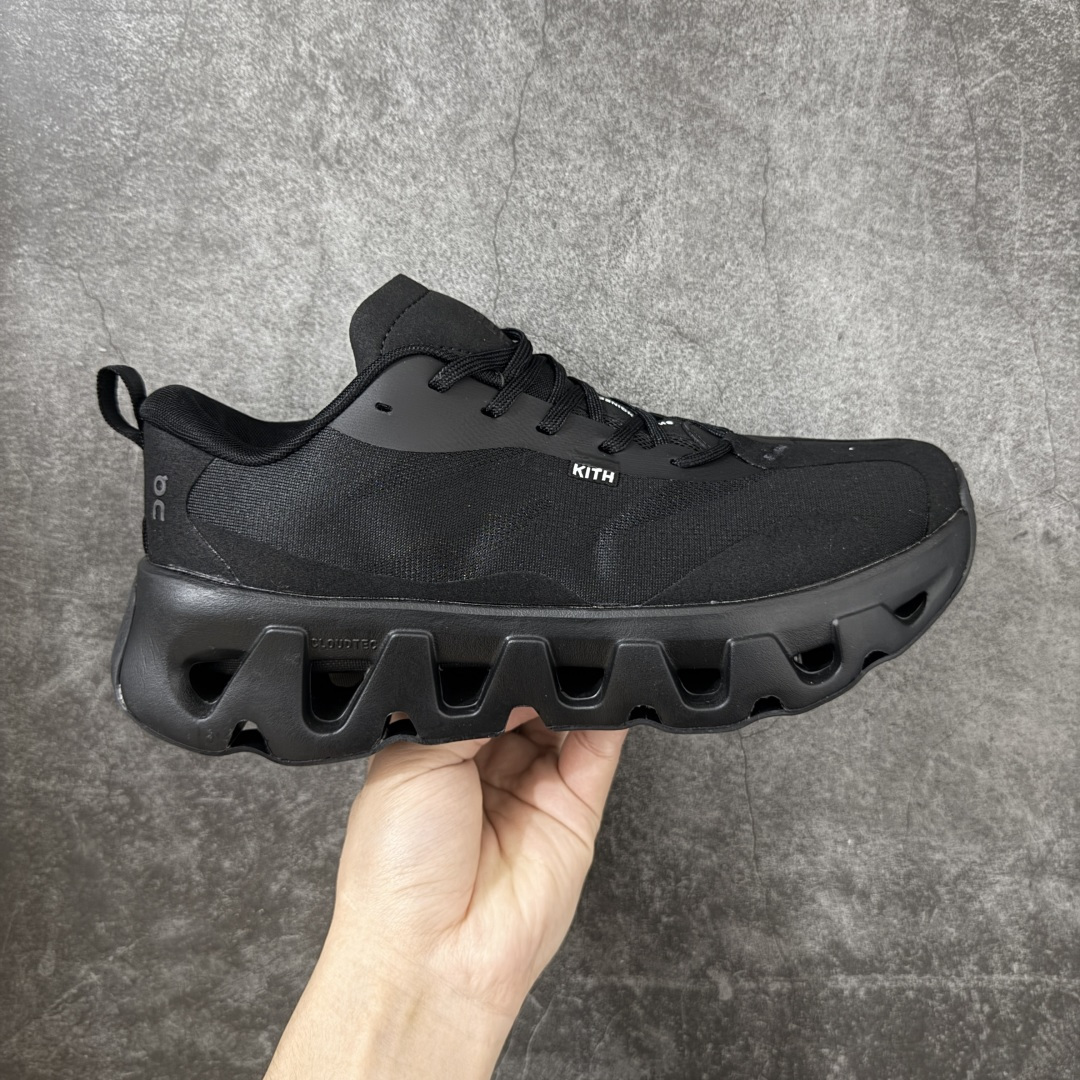 【OG纯原】KITH x ON 昂跑联名 Cloudswift K-Tech 1 系列 3MG10775560 低帮休闲跑步鞋 大厂出品 原版有1比1打造 配件齐全 外贸专供 尺码最大做到46码 市面最高还原度版本 打造最强品质 没有之一 全新开发的鞋面结构，用高透气网布拼了大面积的合成麂皮。这种材质碰撞脱离了普通跑鞋的塑料感，更有时装质感；搭载了On的CloudTec缓震科技和Helion超级泡棉，全新的Cloudswift鞋底结构，脚感和支撑性都拉满，外底还直接刻上了Kith的字母组合，彰显联名身份；翻开鞋底，是定制的Kith Monogram老花外底，既保留了On的专业感，又带点Kith标志性的精致灰调。 男货号：3MG10775560（2026.03.06发售） 女货号：3WG10705560 尺码：36 36.5 37.5 38 38.5 39 40 40.5 41 42 42.5 43 44 44.5 45 46-选品中心