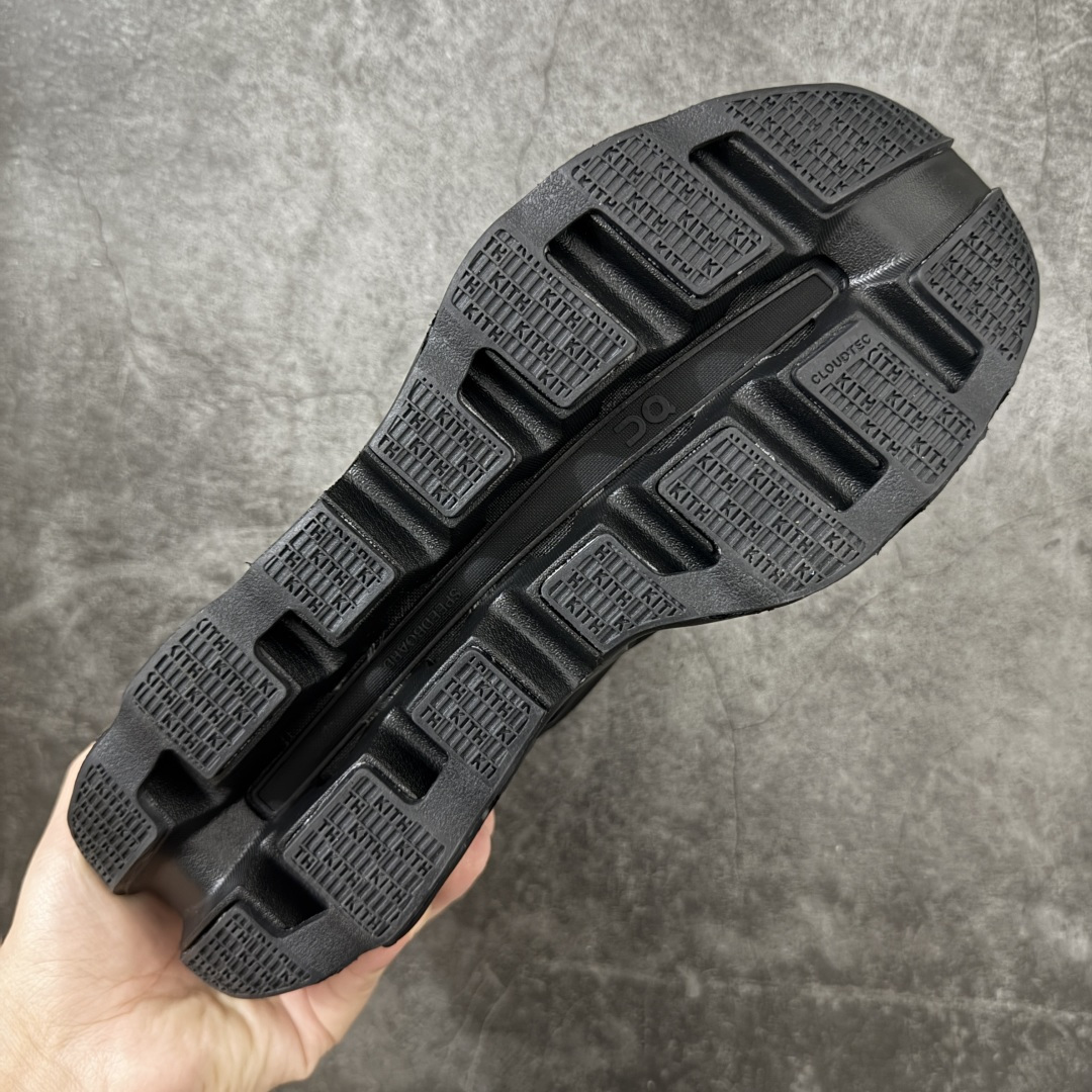 图片[9]-【OG纯原】KITH x ON 昂跑联名 Cloudswift K-Tech 1 系列 3MG10775560 低帮休闲跑步鞋 大厂出品 原版有1比1打造 配件齐全 外贸专供 尺码最大做到46码 市面最高还原度版本 打造最强品质 没有之一 全新开发的鞋面结构，用高透气网布拼了大面积的合成麂皮。这种材质碰撞脱离了普通跑鞋的塑料感，更有时装质感；搭载了On的CloudTec缓震科技和Helion超级泡棉，全新的Cloudswift鞋底结构，脚感和支撑性都拉满，外底还直接刻上了Kith的字母组合，彰显联名身份；翻开鞋底，是定制的Kith Monogram老花外底，既保留了On的专业感，又带点Kith标志性的精致灰调。 男货号：3MG10775560（2026.03.06发售） 女货号：3WG10705560 尺码：36 36.5 37.5 38 38.5 39 40 40.5 41 42 42.5 43 44 44.5 45 46-选品中心