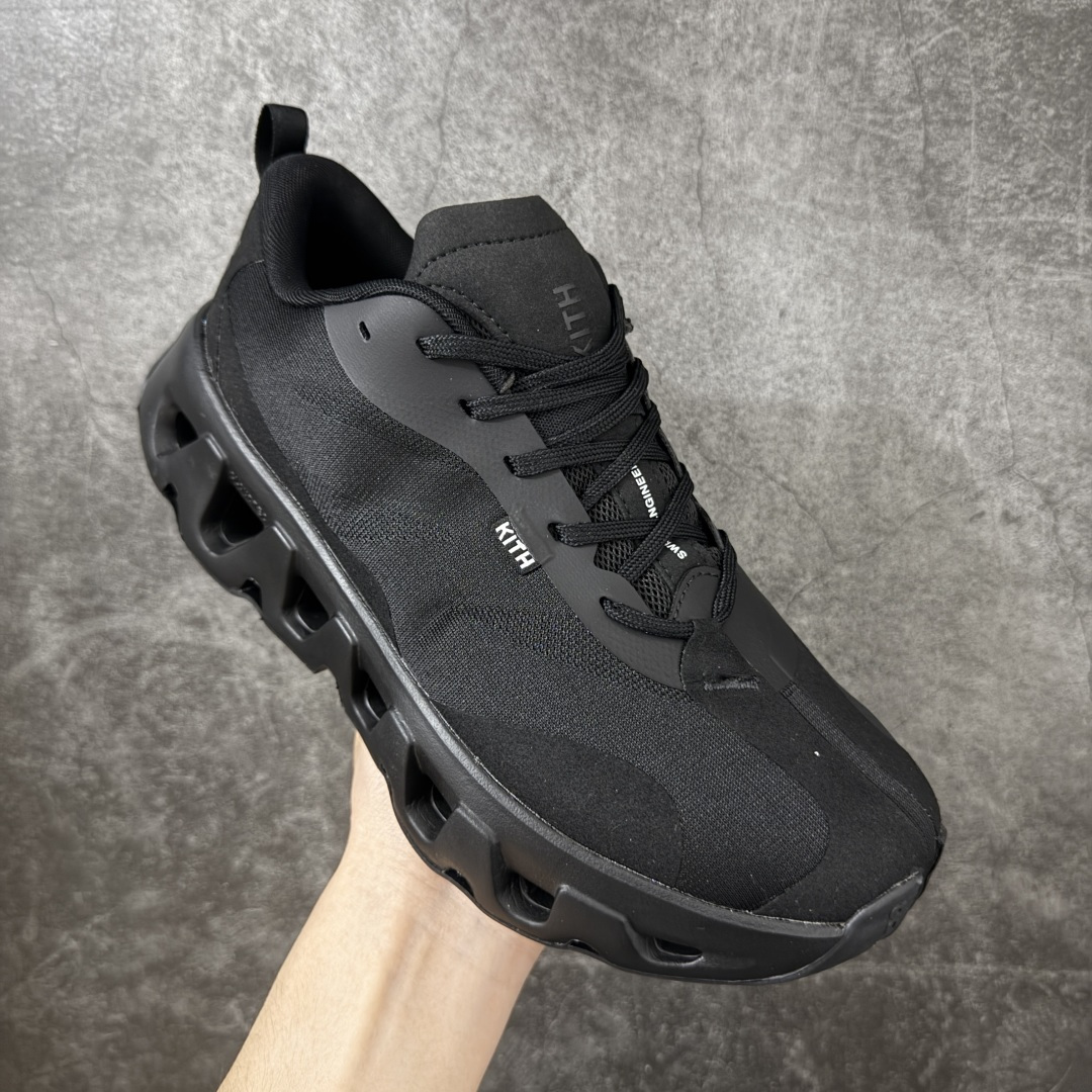 图片[3]-【OG纯原】KITH x ON 昂跑联名 Cloudswift K-Tech 1 系列 3MG10775560 低帮休闲跑步鞋 大厂出品 原版有1比1打造 配件齐全 外贸专供 尺码最大做到46码 市面最高还原度版本 打造最强品质 没有之一 全新开发的鞋面结构，用高透气网布拼了大面积的合成麂皮。这种材质碰撞脱离了普通跑鞋的塑料感，更有时装质感；搭载了On的CloudTec缓震科技和Helion超级泡棉，全新的Cloudswift鞋底结构，脚感和支撑性都拉满，外底还直接刻上了Kith的字母组合，彰显联名身份；翻开鞋底，是定制的Kith Monogram老花外底，既保留了On的专业感，又带点Kith标志性的精致灰调。 男货号：3MG10775560（2026.03.06发售） 女货号：3WG10705560 尺码：36 36.5 37.5 38 38.5 39 40 40.5 41 42 42.5 43 44 44.5 45 46-选品中心