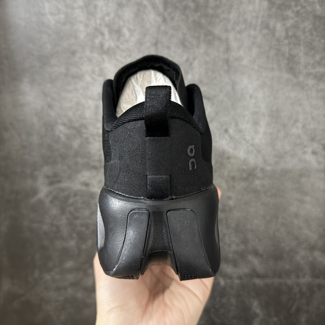 图片[4]-【OG纯原】KITH x ON 昂跑联名 Cloudswift K-Tech 1 系列 3MG10775560 低帮休闲跑步鞋 大厂出品 原版有1比1打造 配件齐全 外贸专供 尺码最大做到46码 市面最高还原度版本 打造最强品质 没有之一 全新开发的鞋面结构，用高透气网布拼了大面积的合成麂皮。这种材质碰撞脱离了普通跑鞋的塑料感，更有时装质感；搭载了On的CloudTec缓震科技和Helion超级泡棉，全新的Cloudswift鞋底结构，脚感和支撑性都拉满，外底还直接刻上了Kith的字母组合，彰显联名身份；翻开鞋底，是定制的Kith Monogram老花外底，既保留了On的专业感，又带点Kith标志性的精致灰调。 男货号：3MG10775560（2026.03.06发售） 女货号：3WG10705560 尺码：36 36.5 37.5 38 38.5 39 40 40.5 41 42 42.5 43 44 44.5 45 46-选品中心